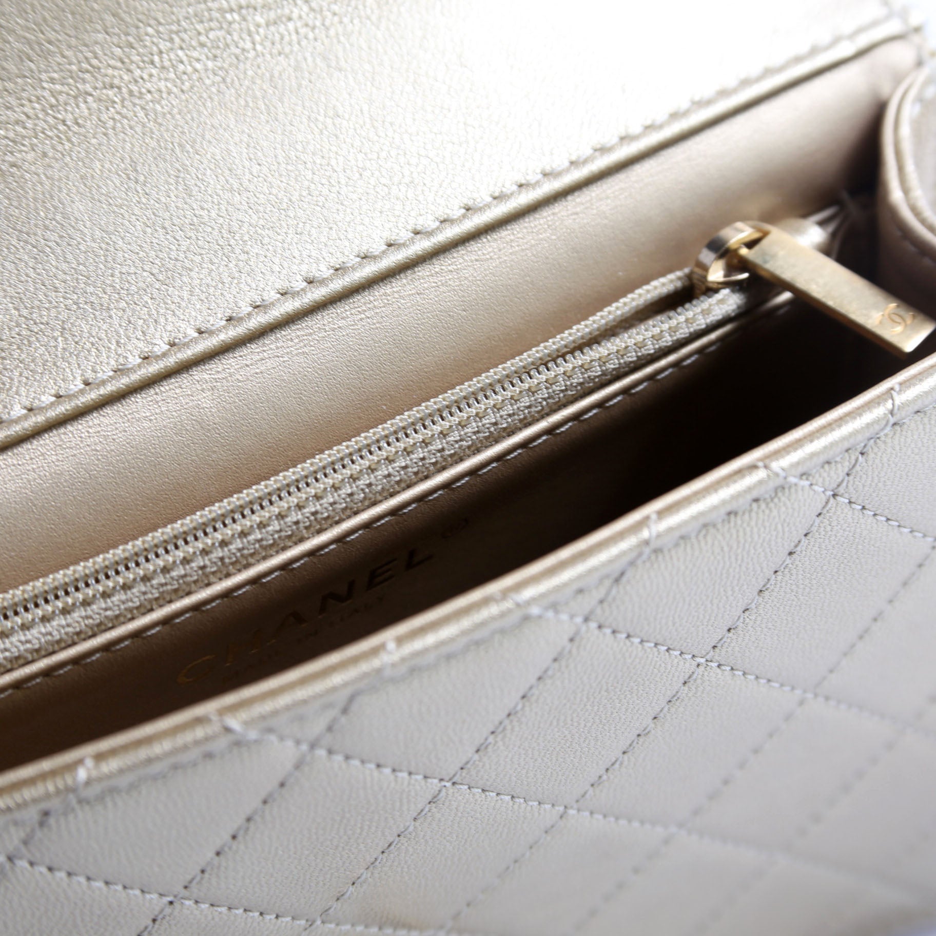 Chic Pearls Flap Small Metallic Lambskin 30M