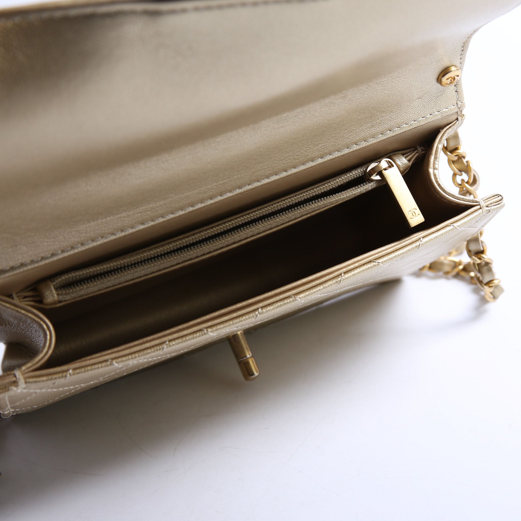 Chic Pearls Flap Small Metallic Lambskin 30M
