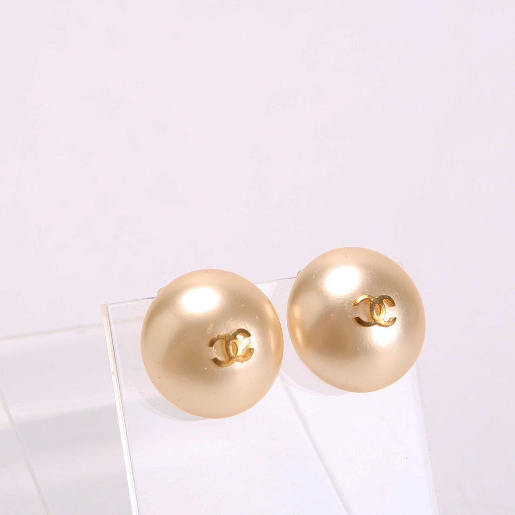 Faux Pearl CC Round Clip-On Vintage Earrings Pearl/Gold