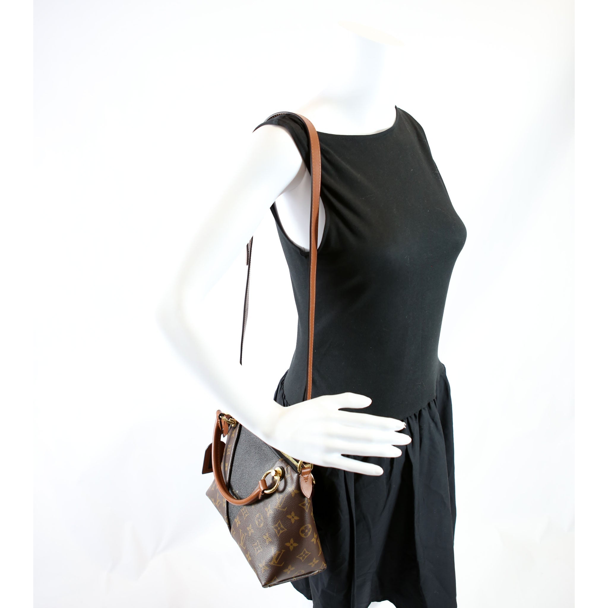 V Tote BB Monogram Black