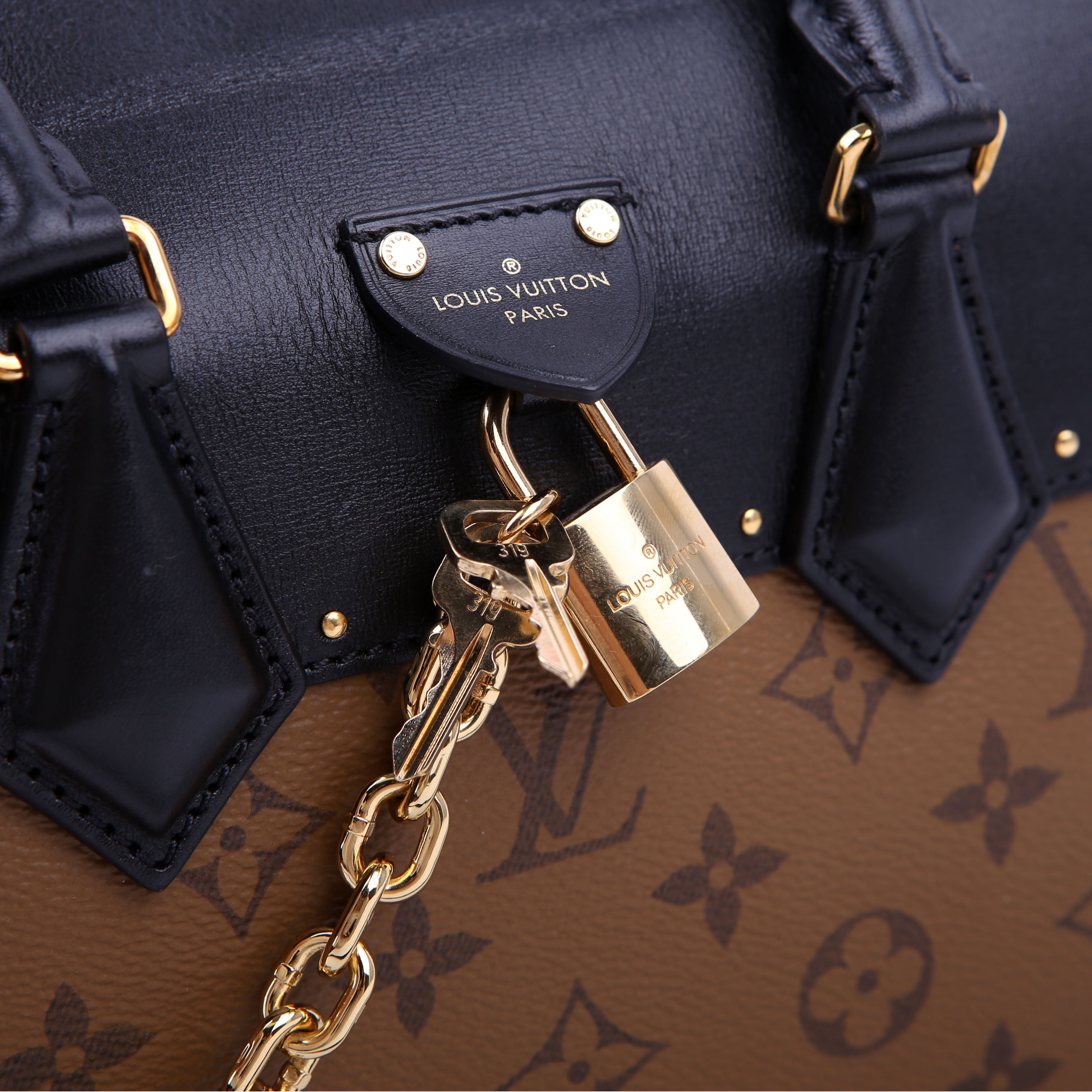 City Malle MM Reverse Monogram Black
