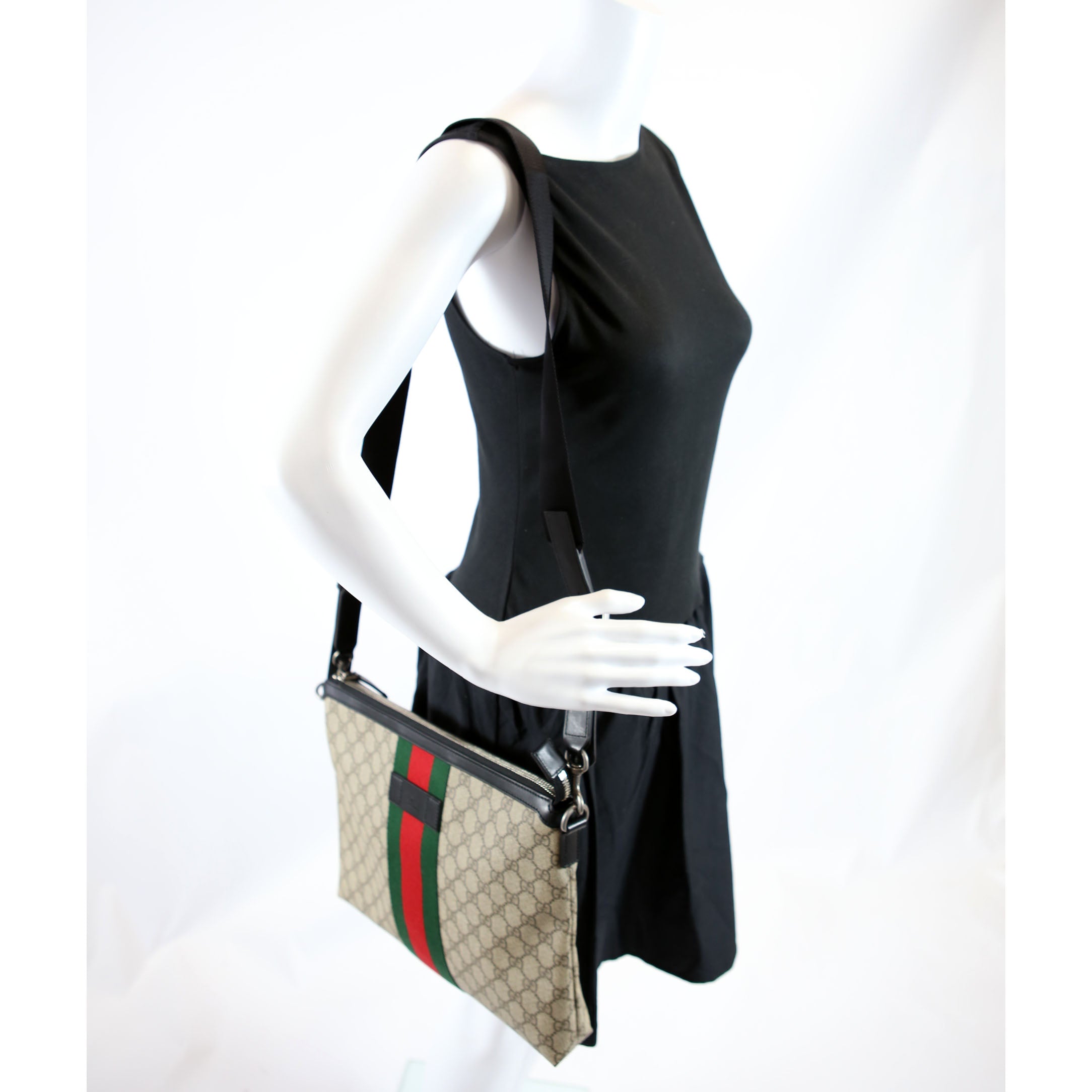Gucci 523335 GG Supreme Messenger Black