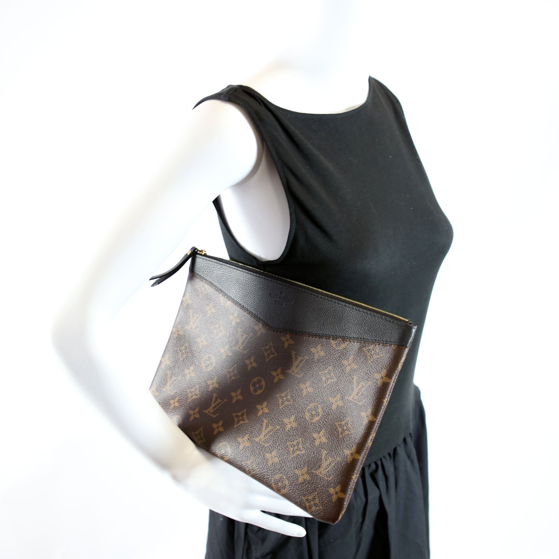 Daily Pouch Monogram Black