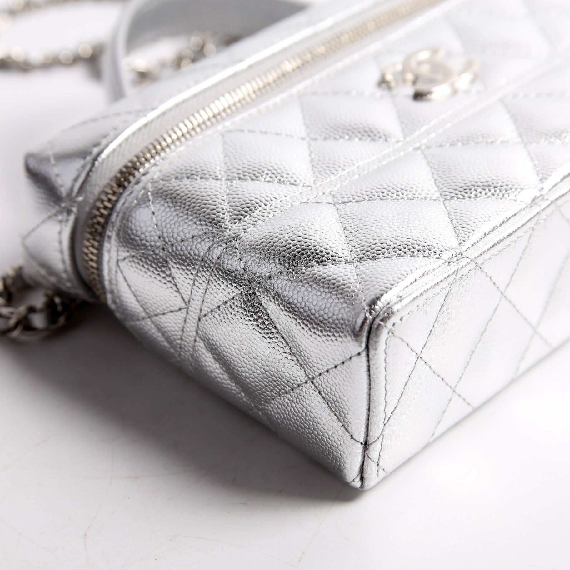 Slim Vanity Case With Chain Metallic Caviar RFID Silver