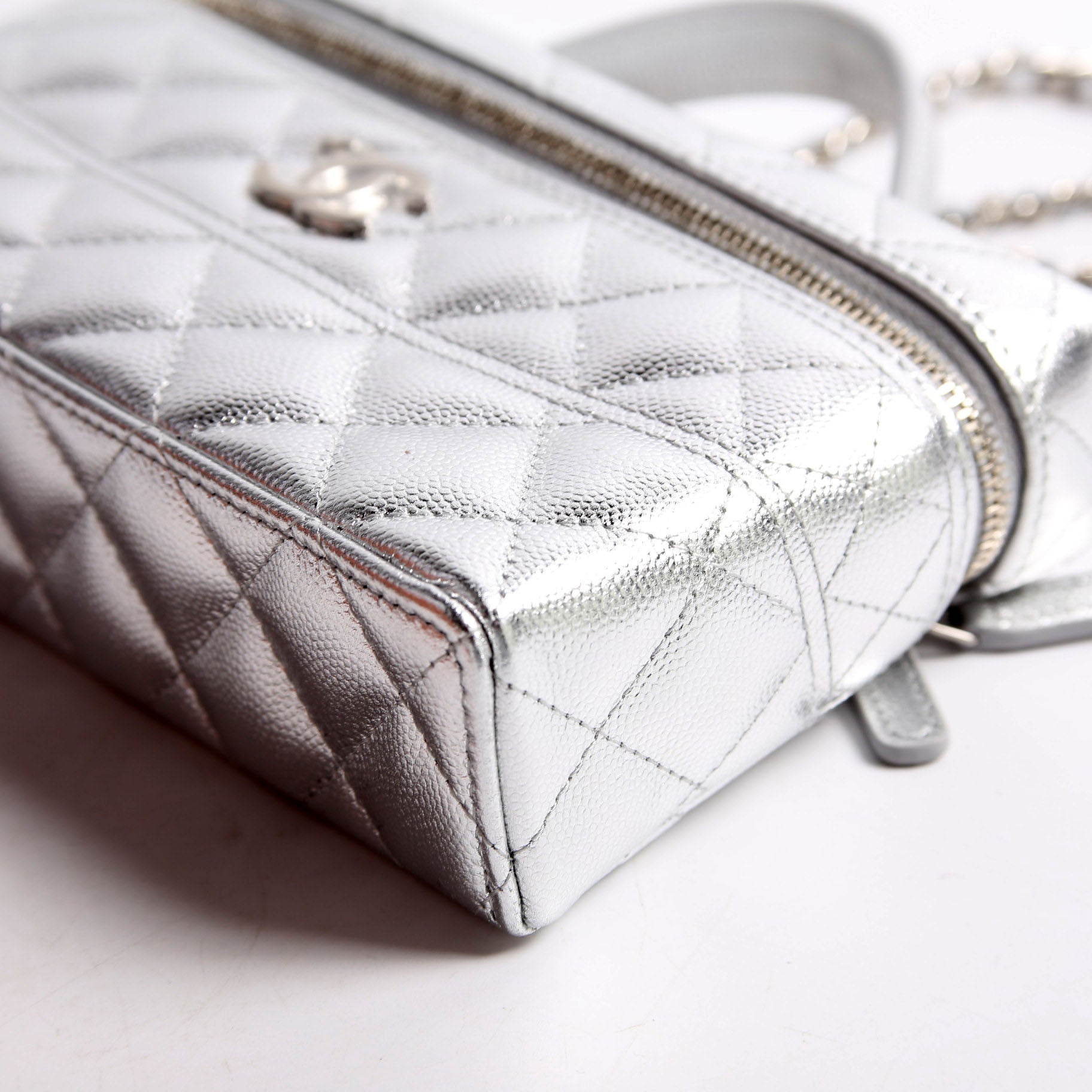 Slim Vanity Case With Chain Metallic Caviar RFID Silver
