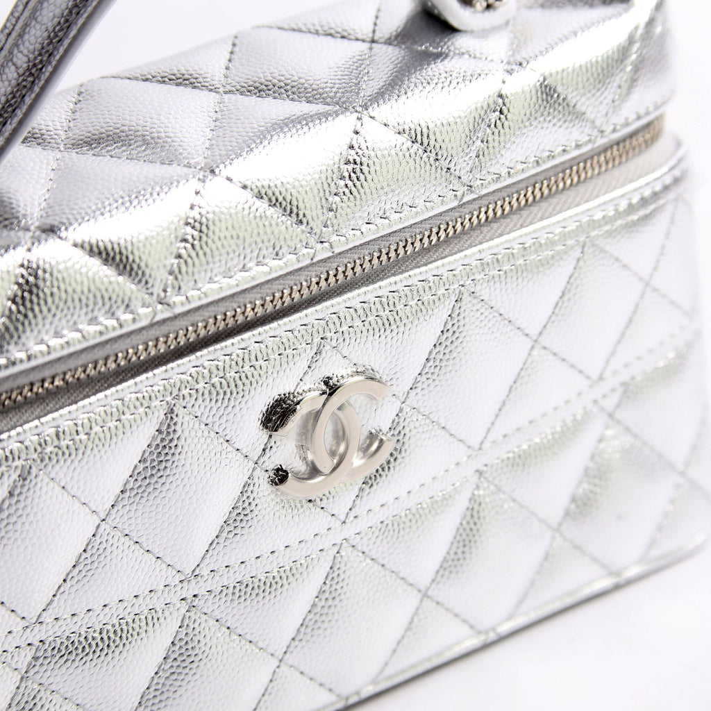 Slim Vanity Case With Chain Metallic Caviar RFID Silver