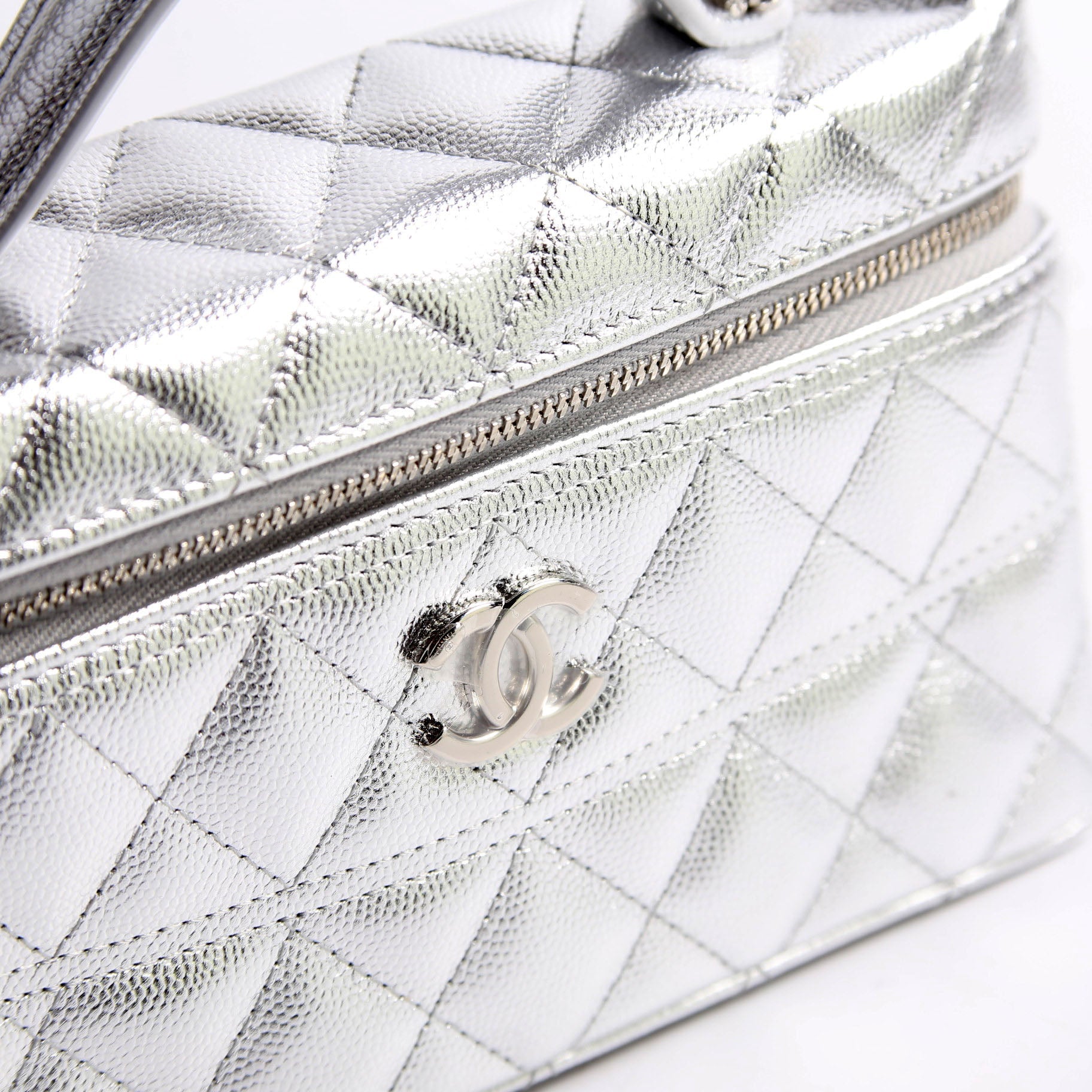 Slim Vanity Case With Chain Metallic Caviar RFID Silver