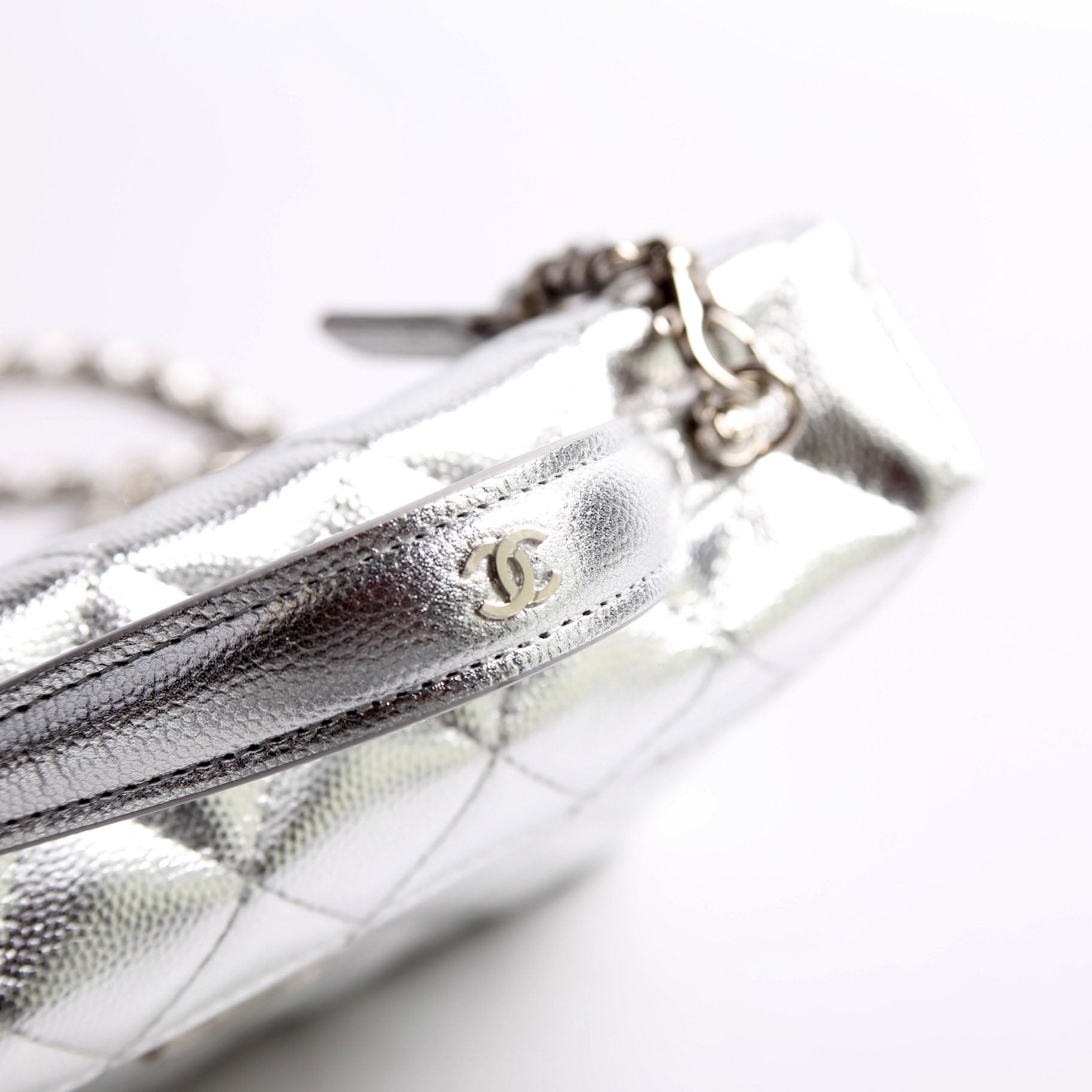 Slim Vanity Case With Chain Metallic Caviar RFID Silver