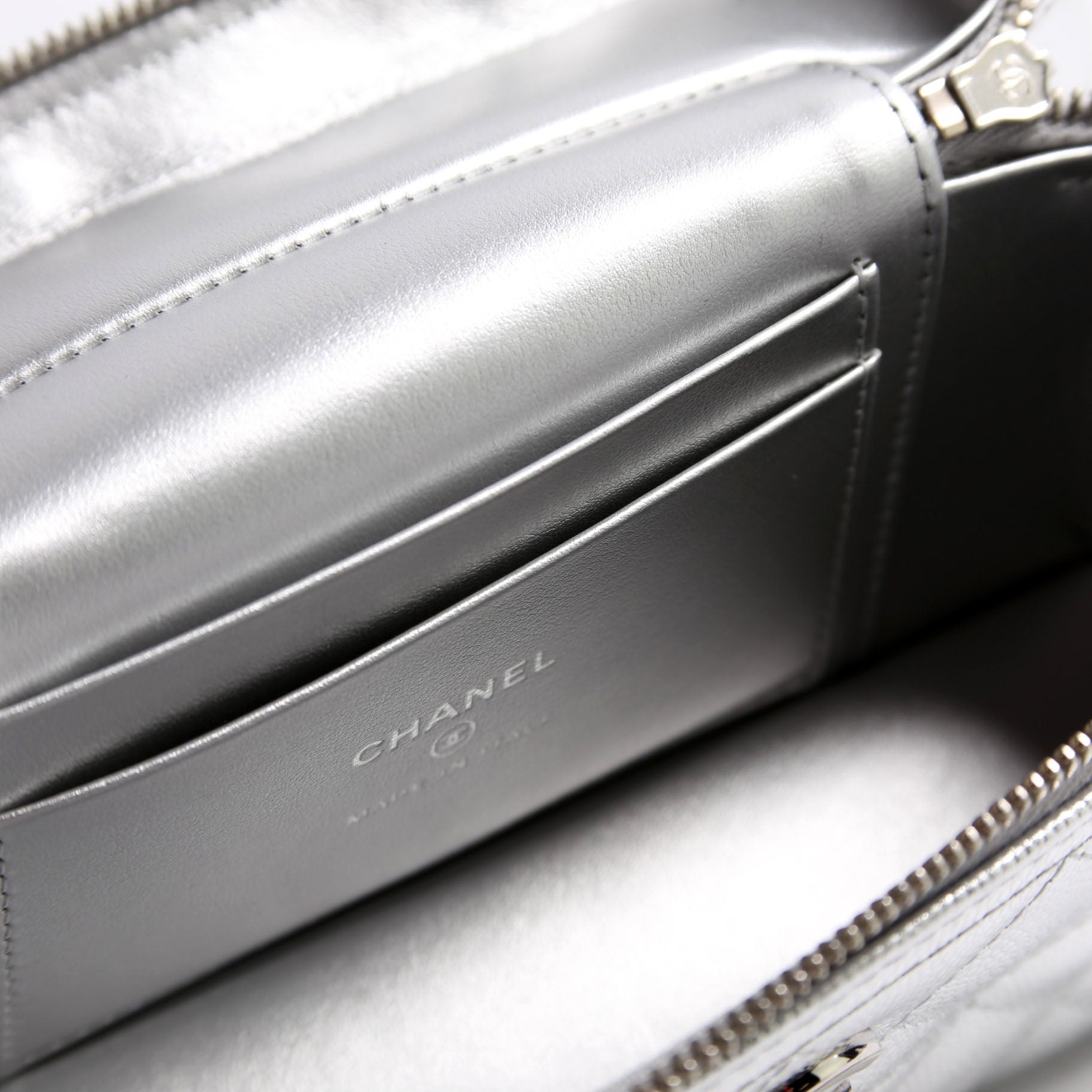 Slim Vanity Case With Chain Metallic Caviar RFID Silver