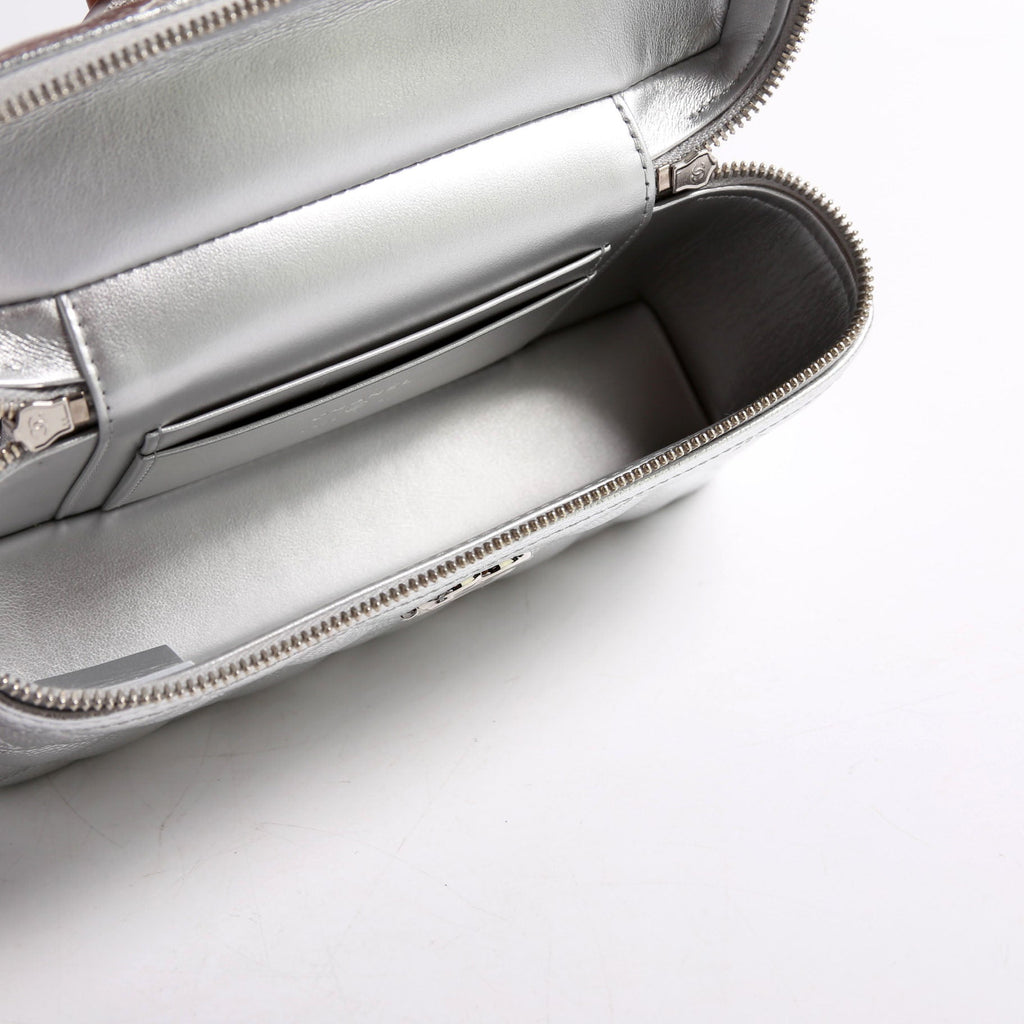 Slim Vanity Case With Chain Metallic Caviar RFID Silver
