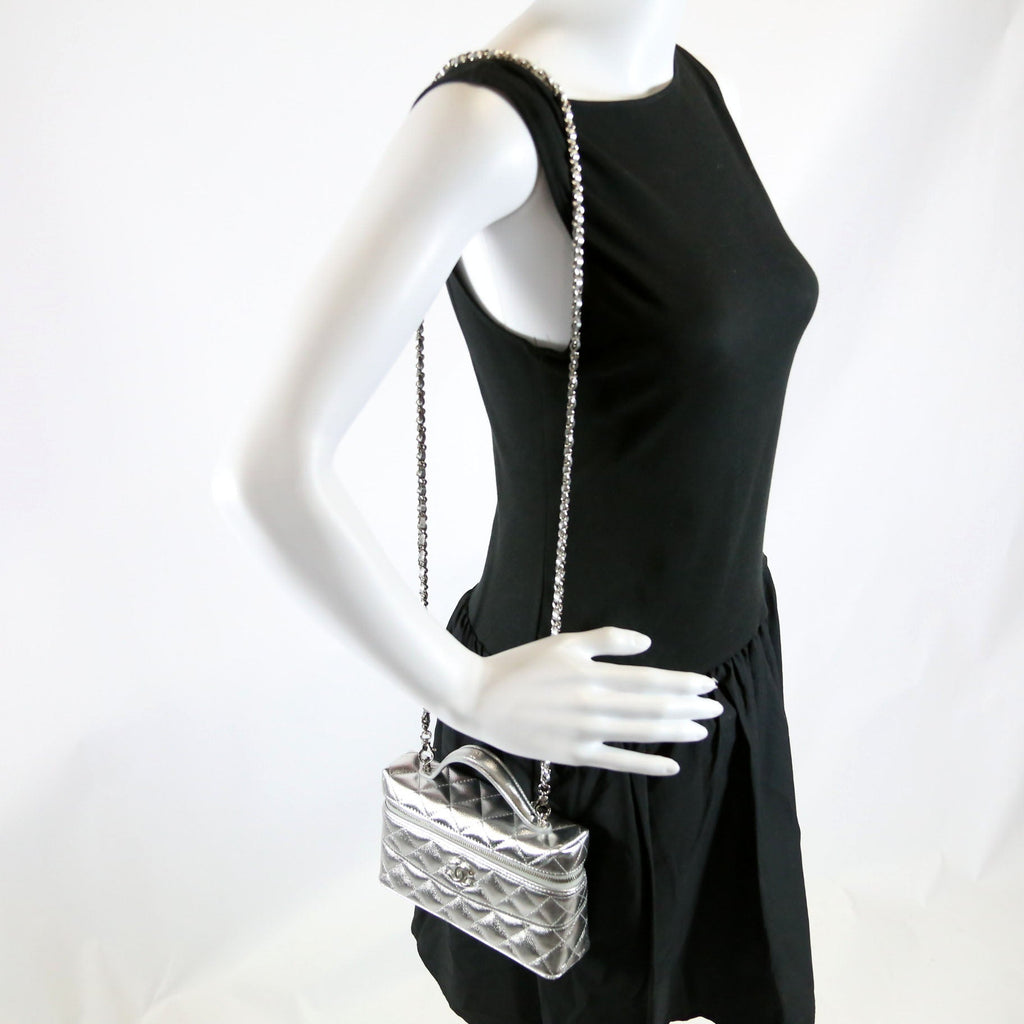 Slim Vanity Case With Chain Metallic Caviar RFID Silver