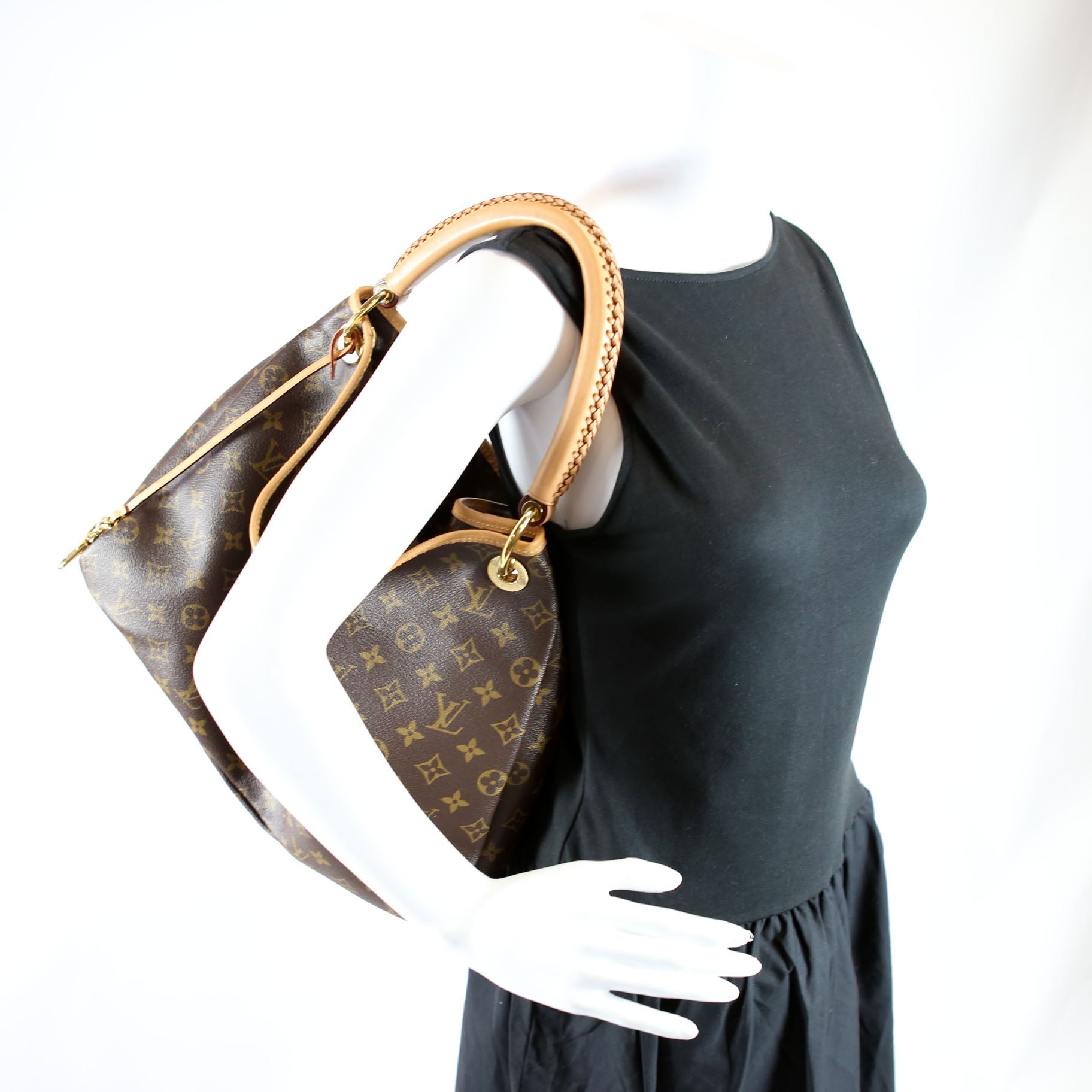 Artsy MM New Model Monogram