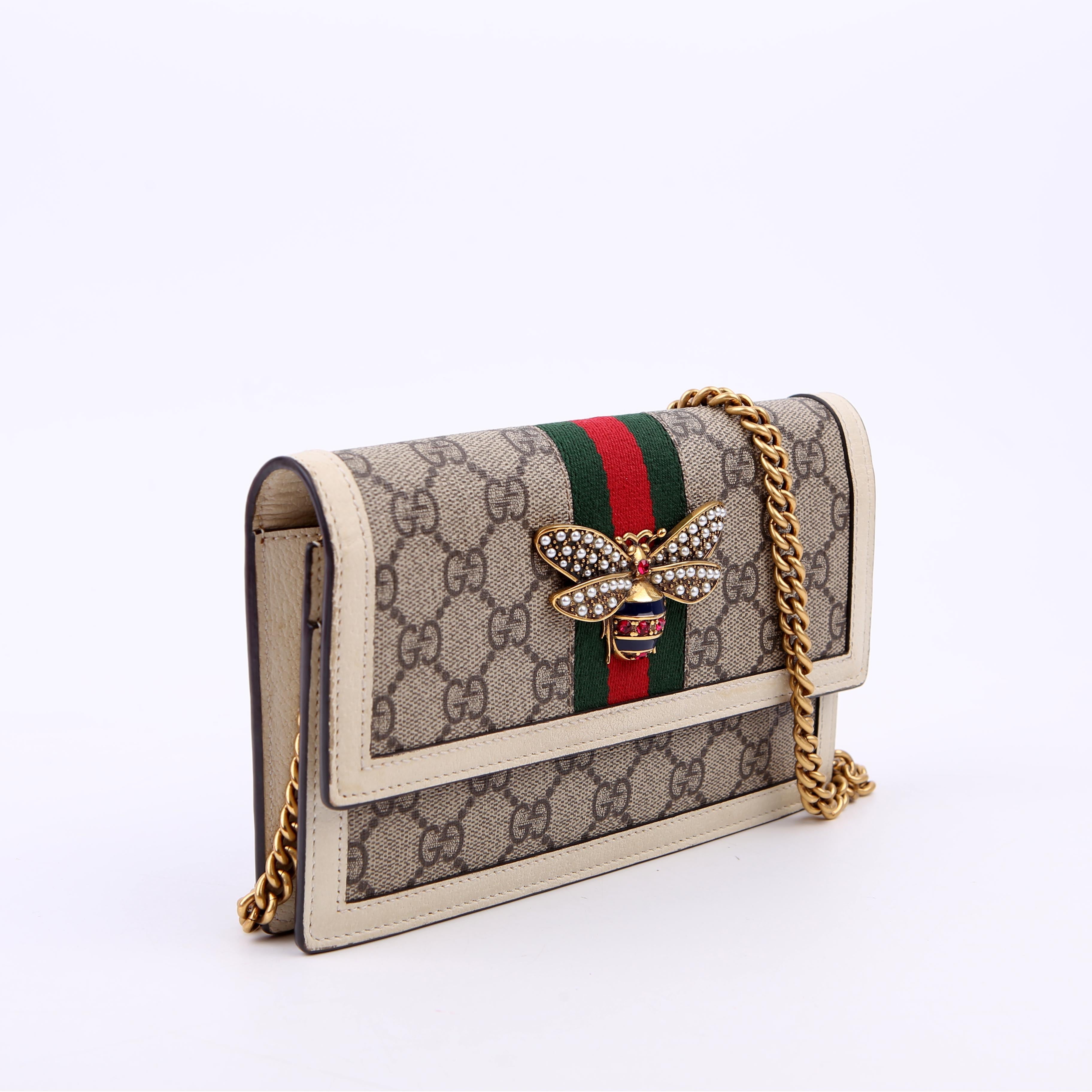 476079 Queen Margaret Wallet On Chain White