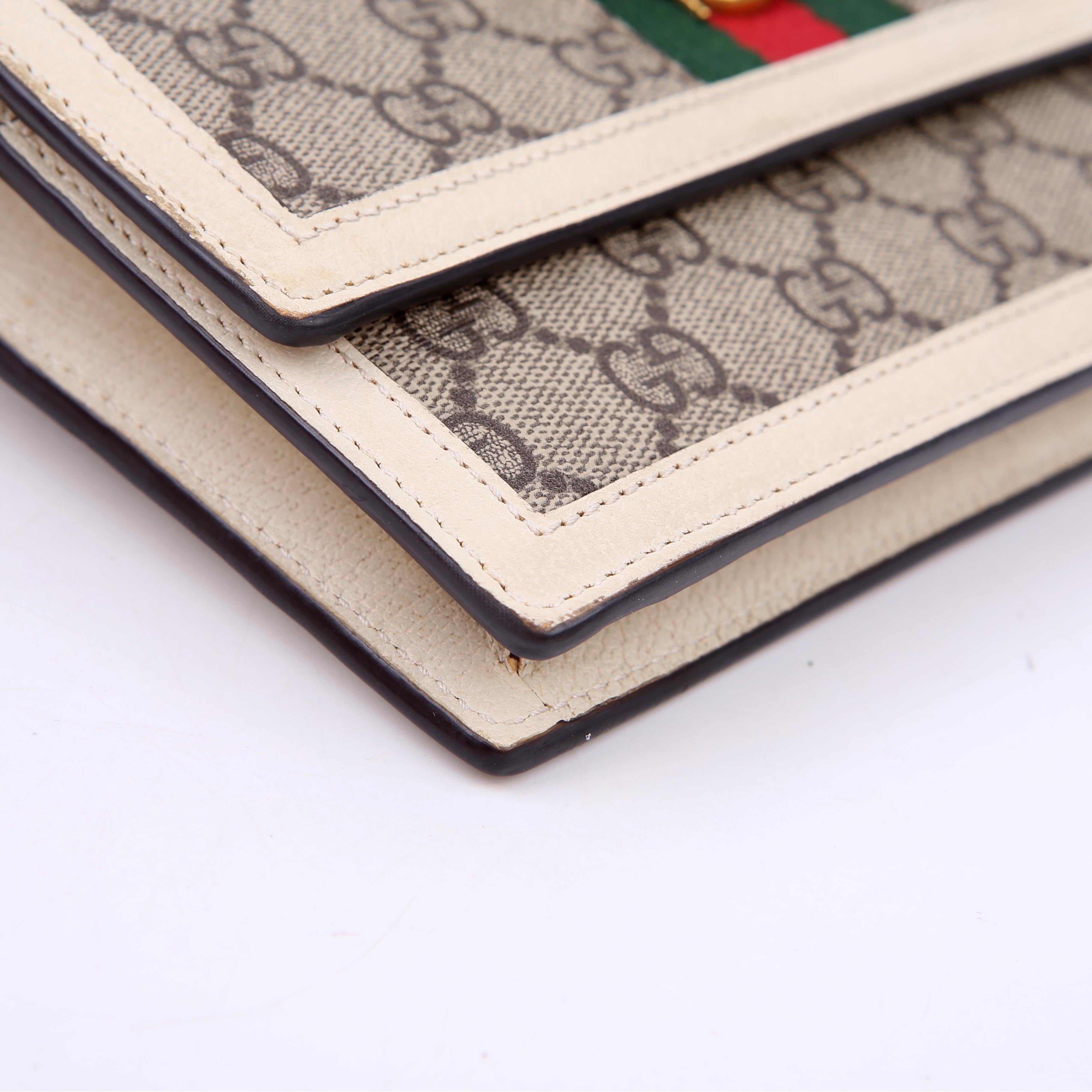 476079 Queen Margaret Wallet On Chain White