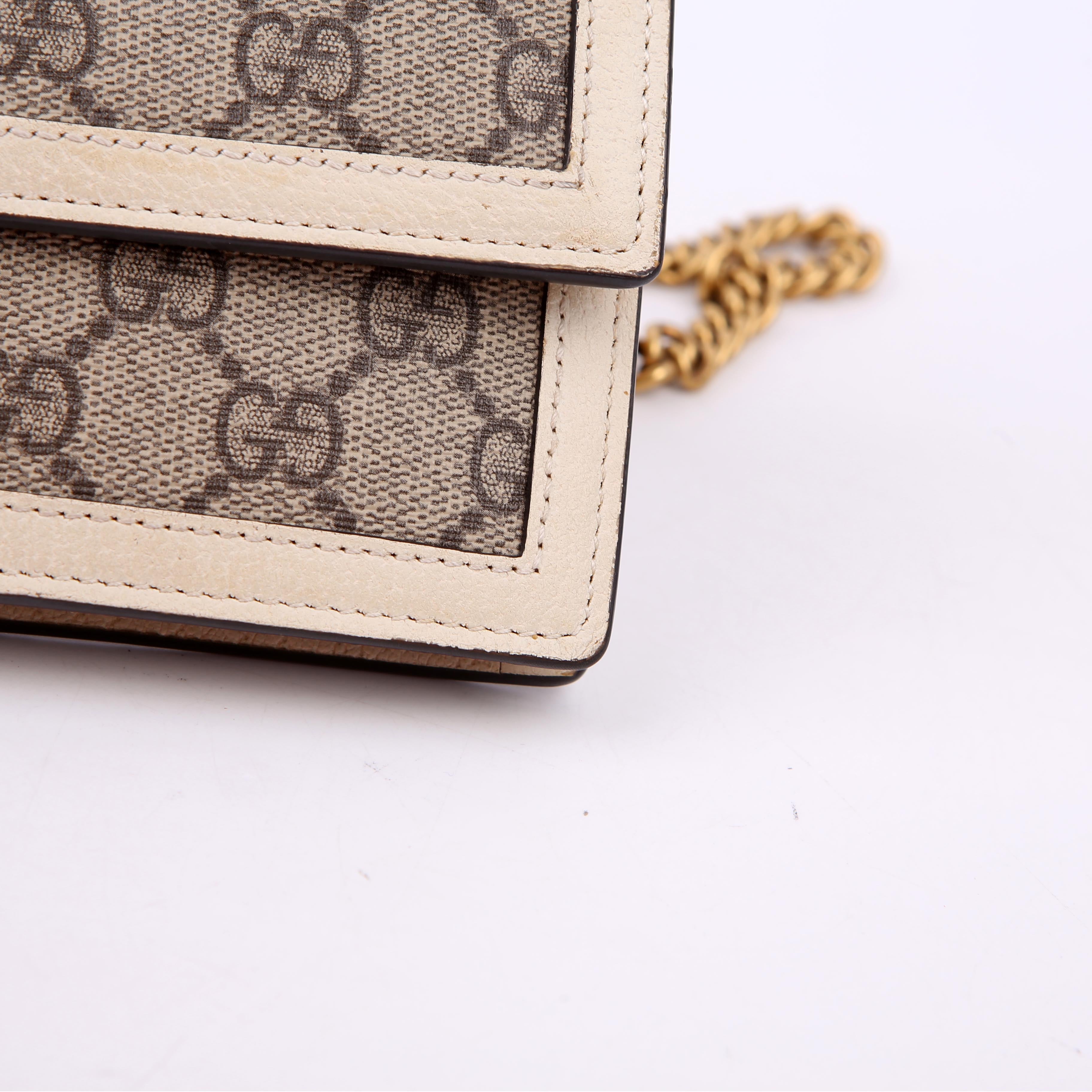 476079 Queen Margaret Wallet On Chain White