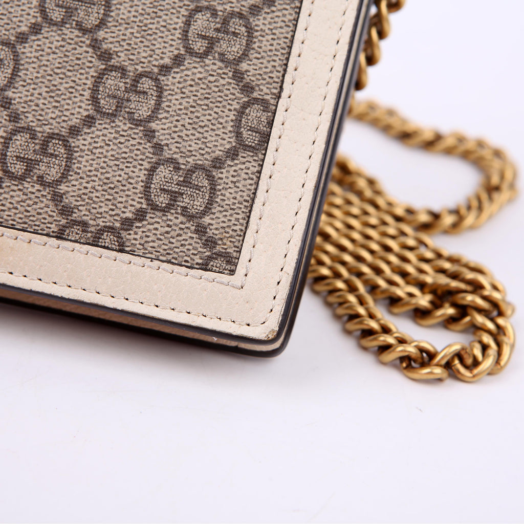 476079 Queen Margaret Wallet On Chain White