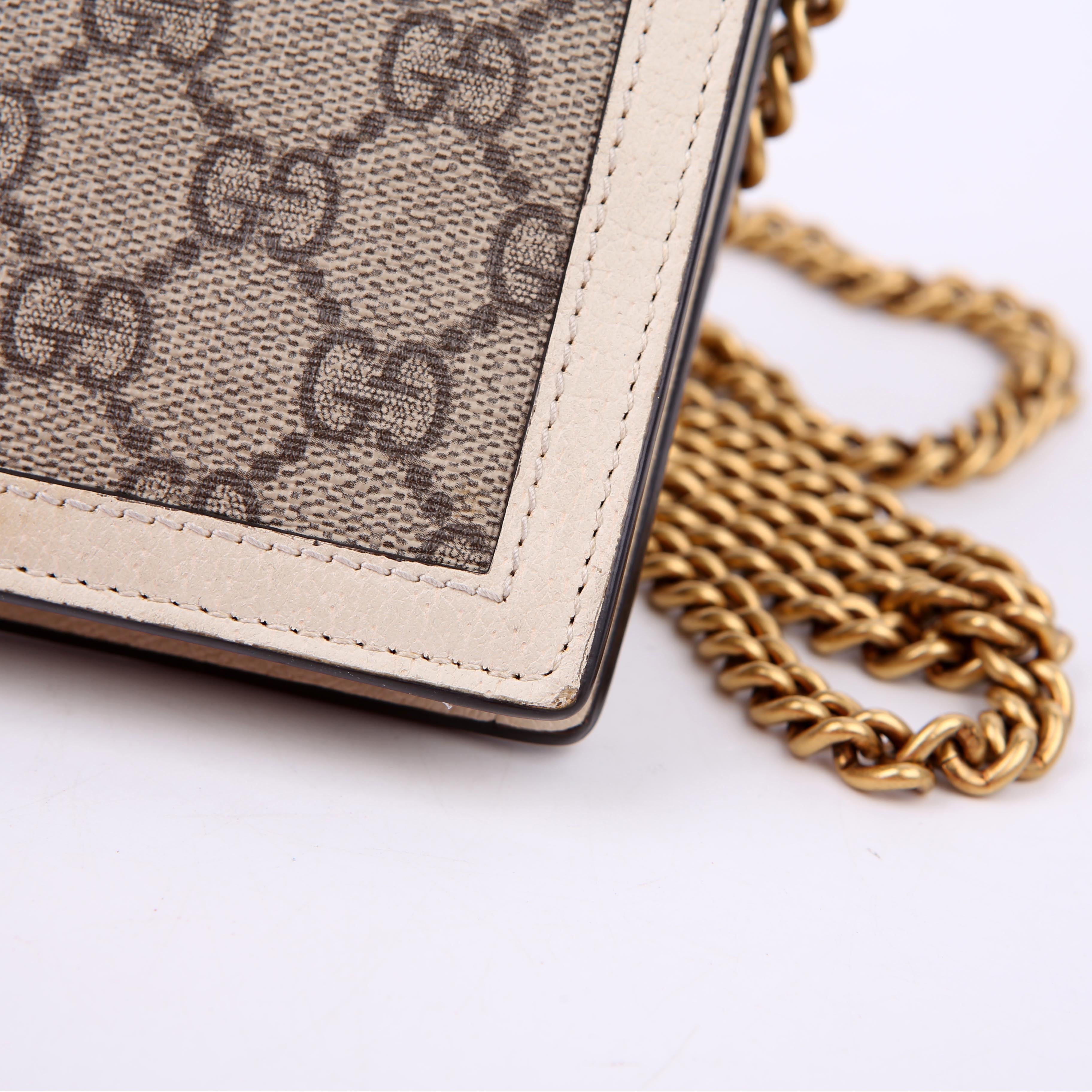 476079 Queen Margaret Wallet On Chain White