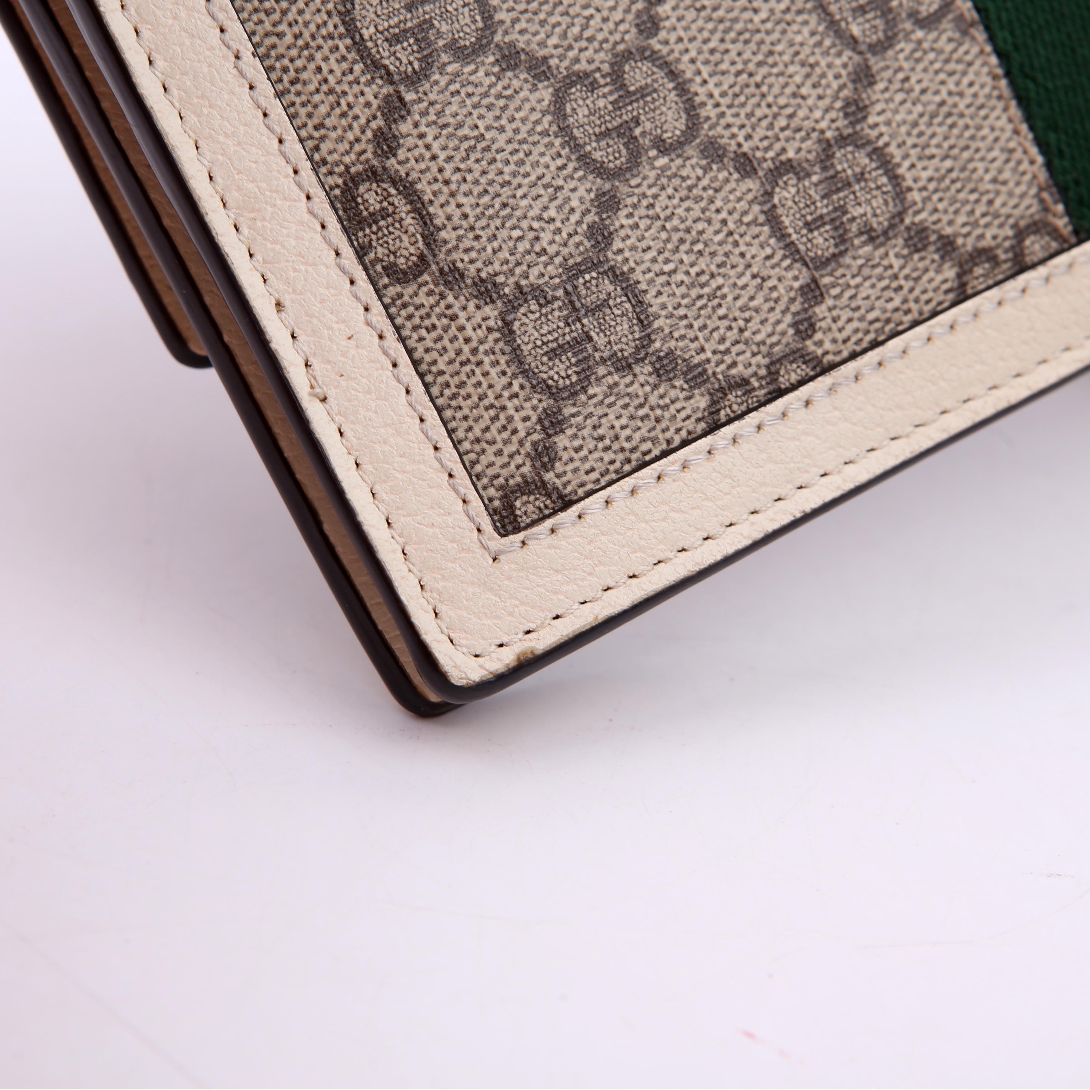 476079 Queen Margaret Wallet On Chain White