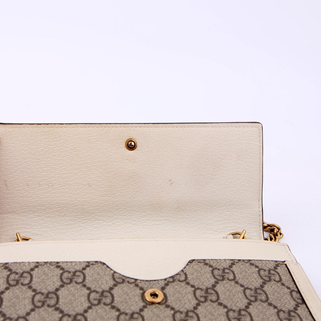476079 Queen Margaret Wallet On Chain White