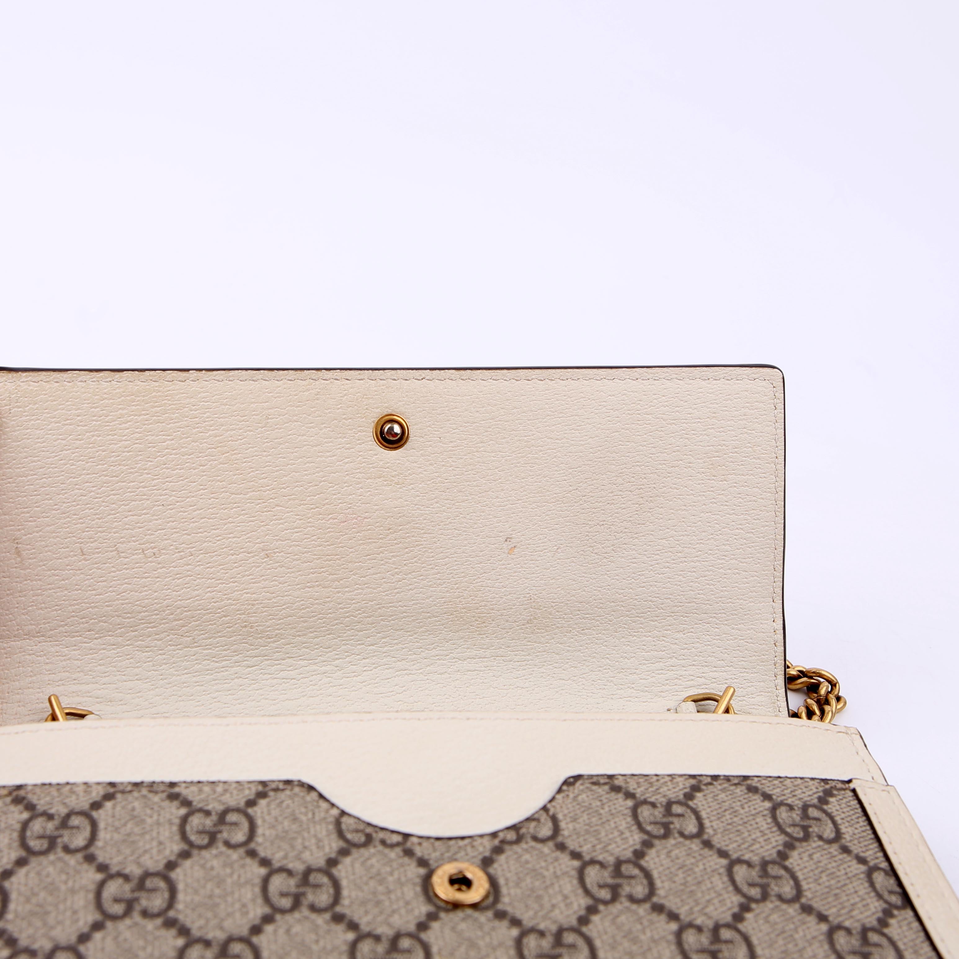 476079 Queen Margaret Wallet On Chain White