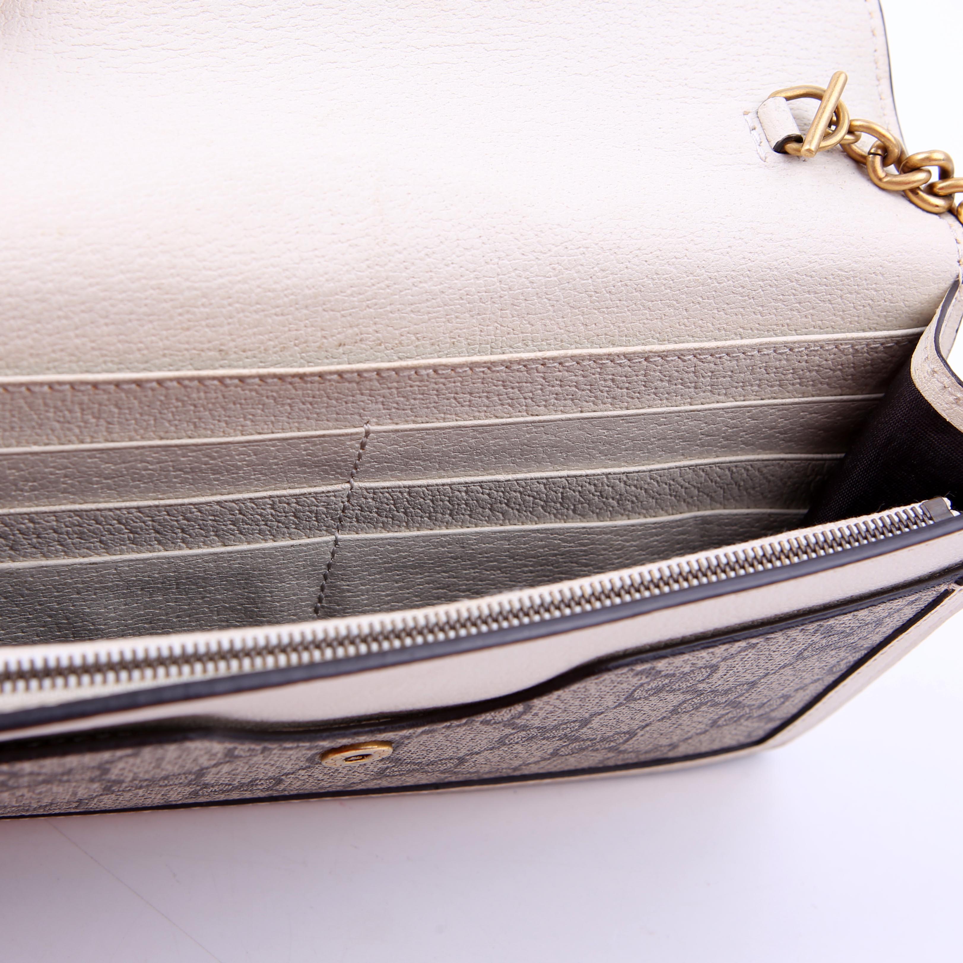 476079 Queen Margaret Wallet On Chain White