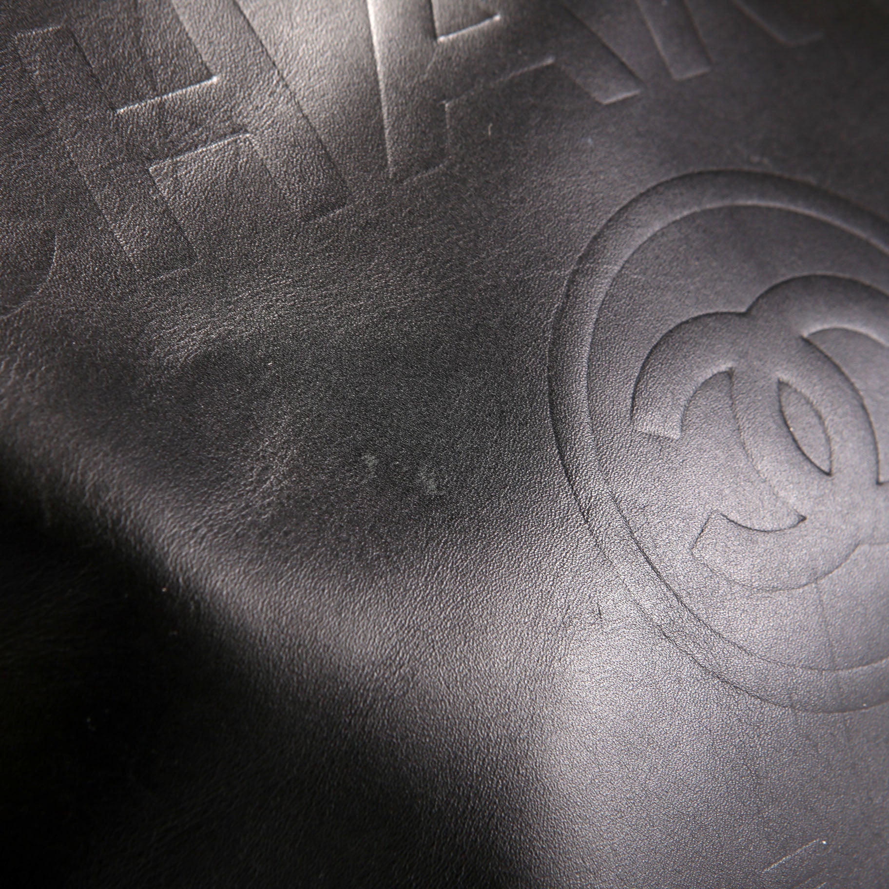 Deauville Embossed Calfskin Medium 31M Black