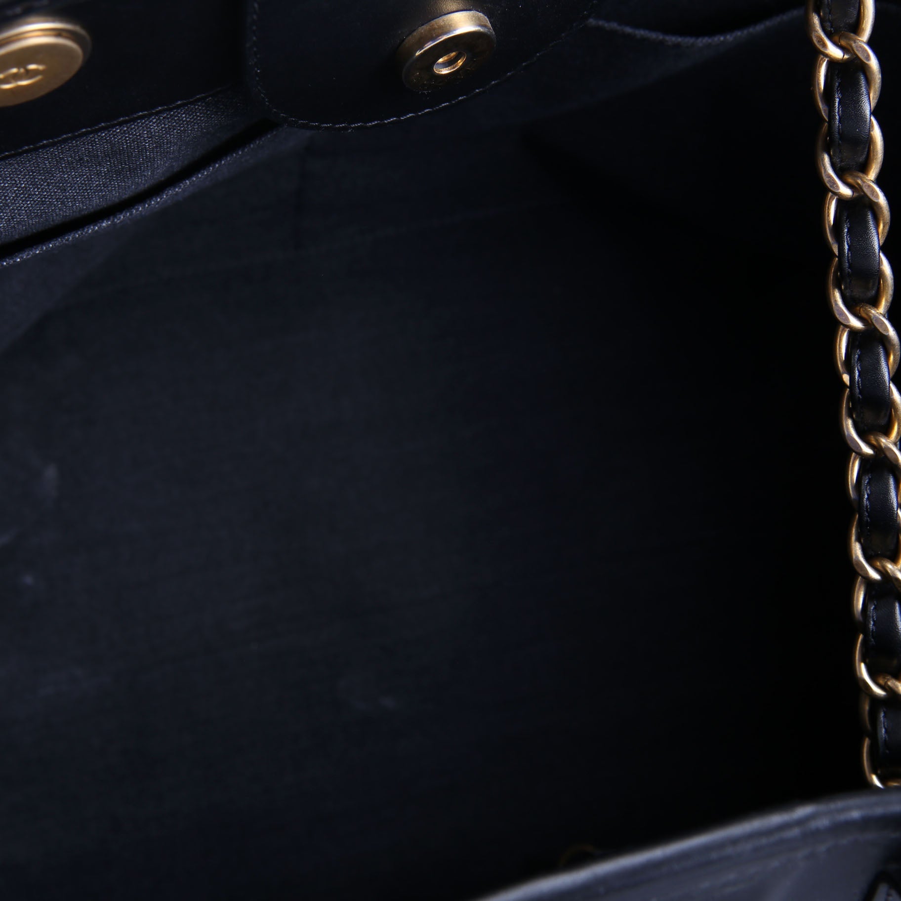 Deauville Embossed Calfskin Medium 31M Black