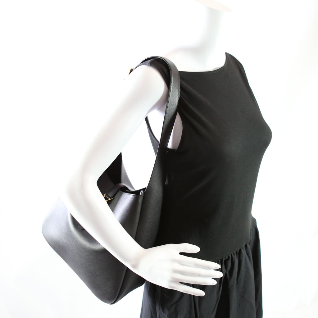 Le 5 A 7 Supple Large Hobo 850545 Black
