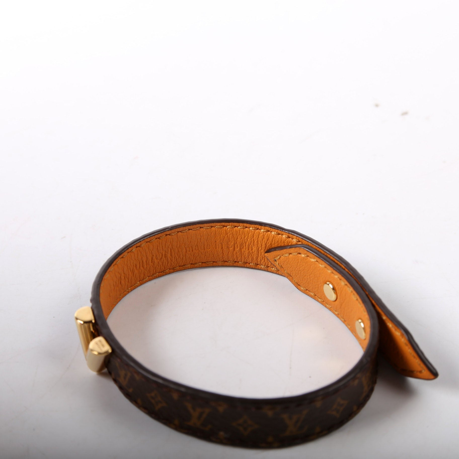 Essential V Monogram Size 19