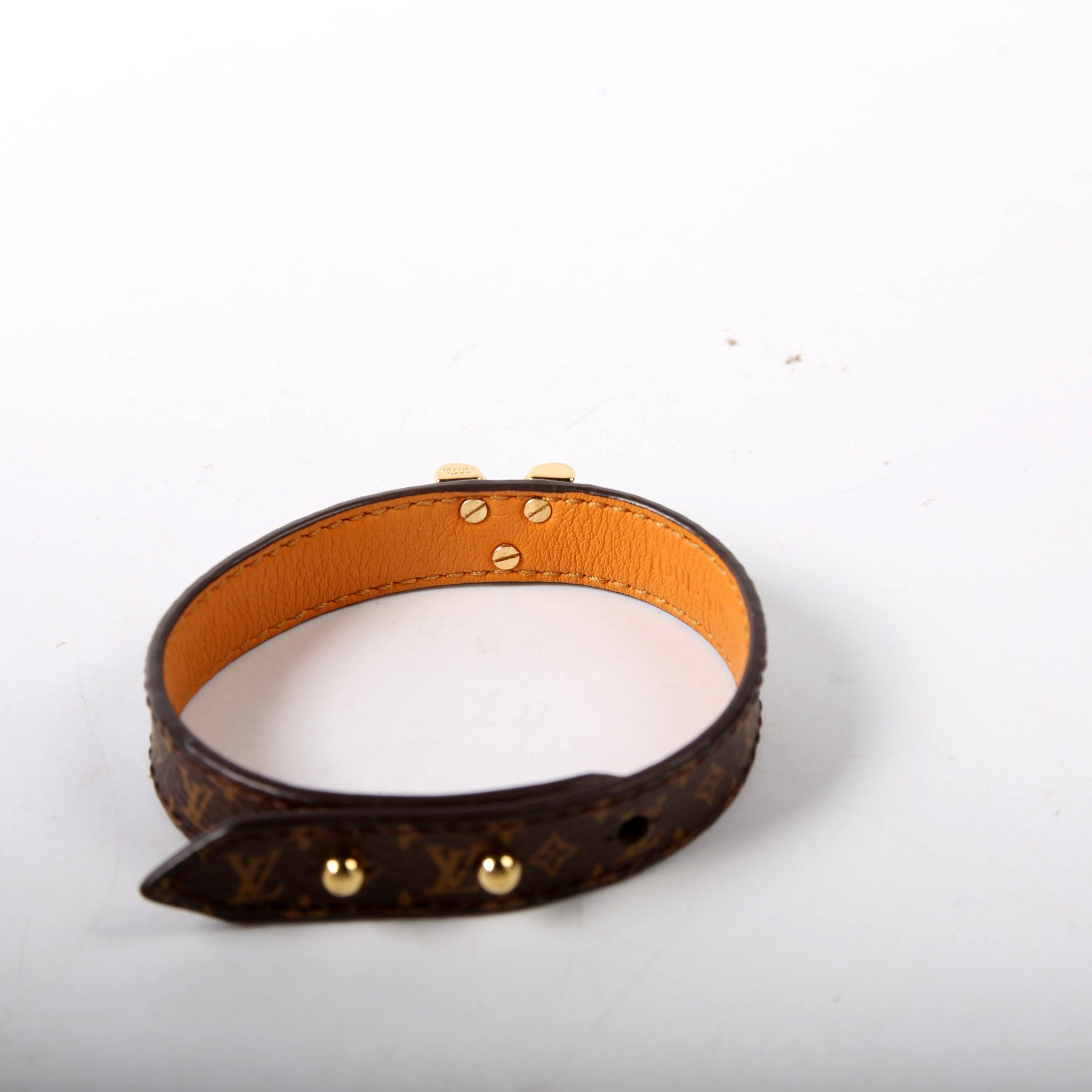 Essential V Monogram Size 19