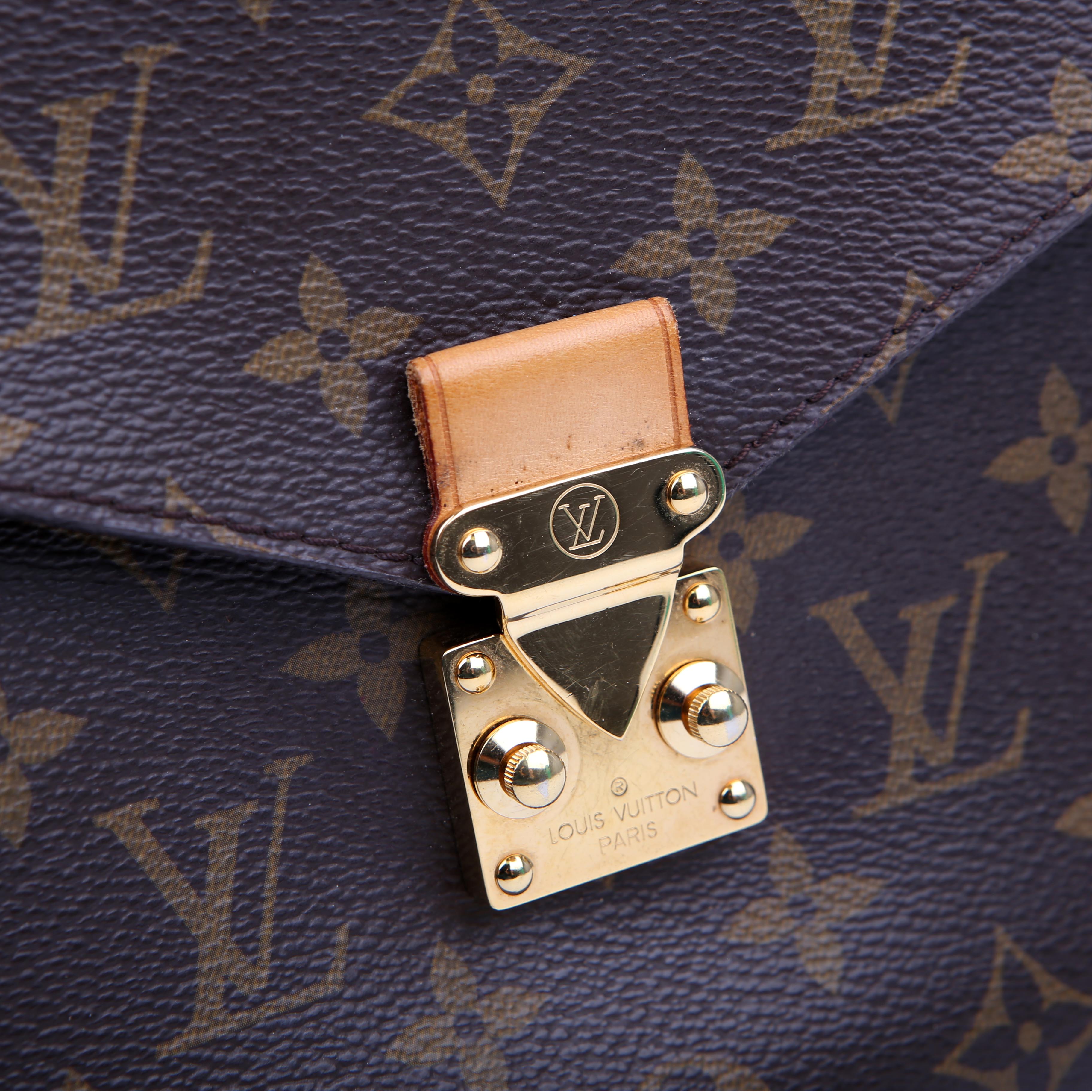 Metis Shoulder Monogram