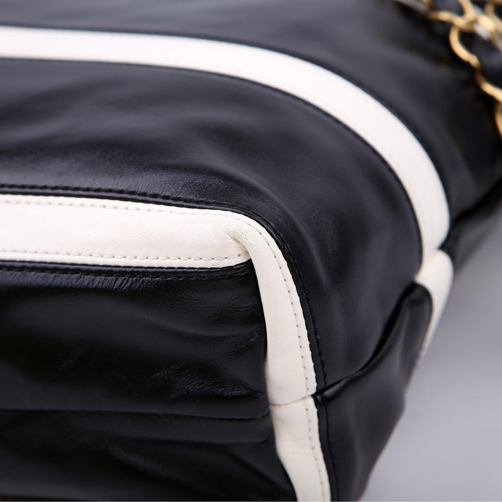 Chanel 22 Quilted Small Hobo RFID Black/White