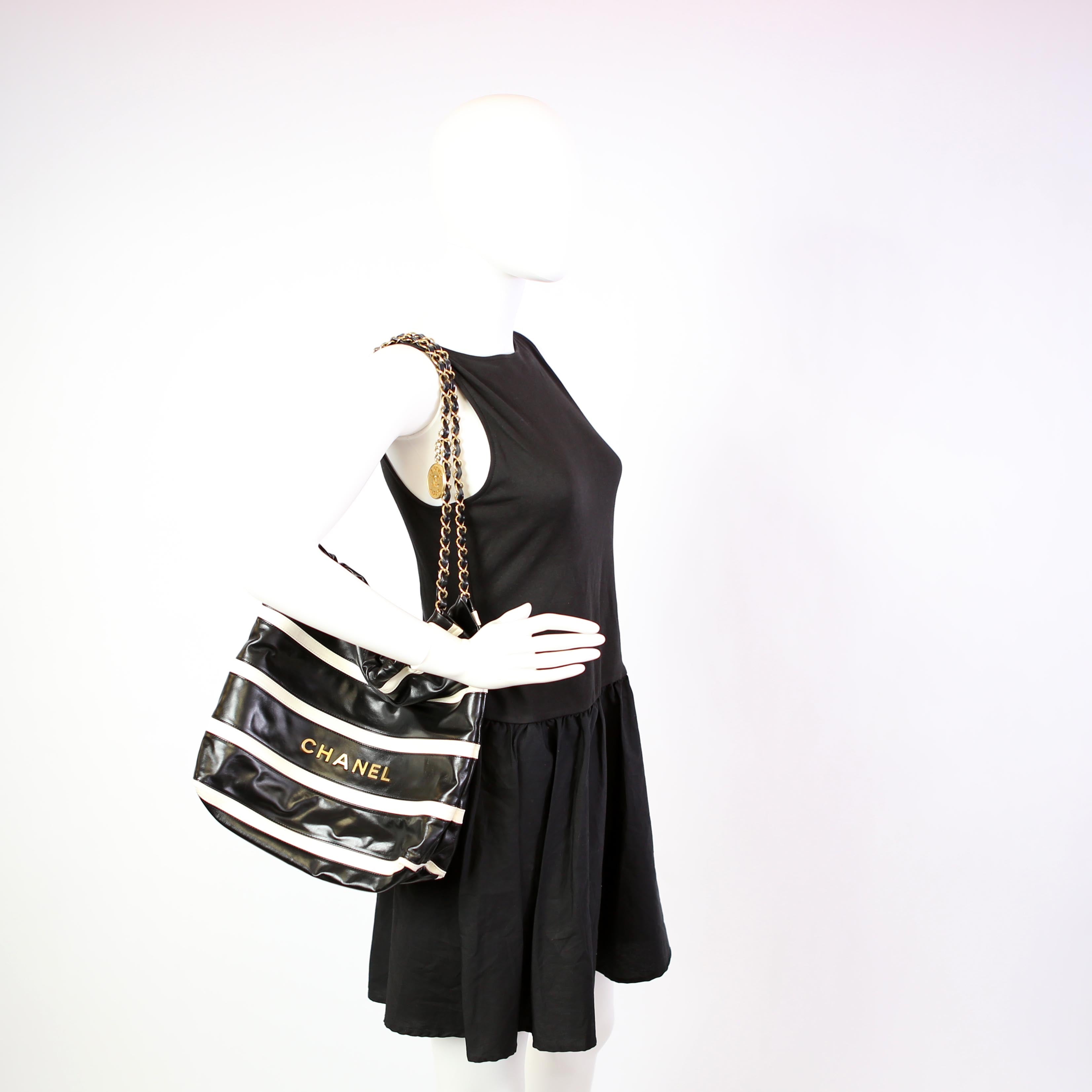 Chanel 22 Quilted Small Hobo RFID Black/White