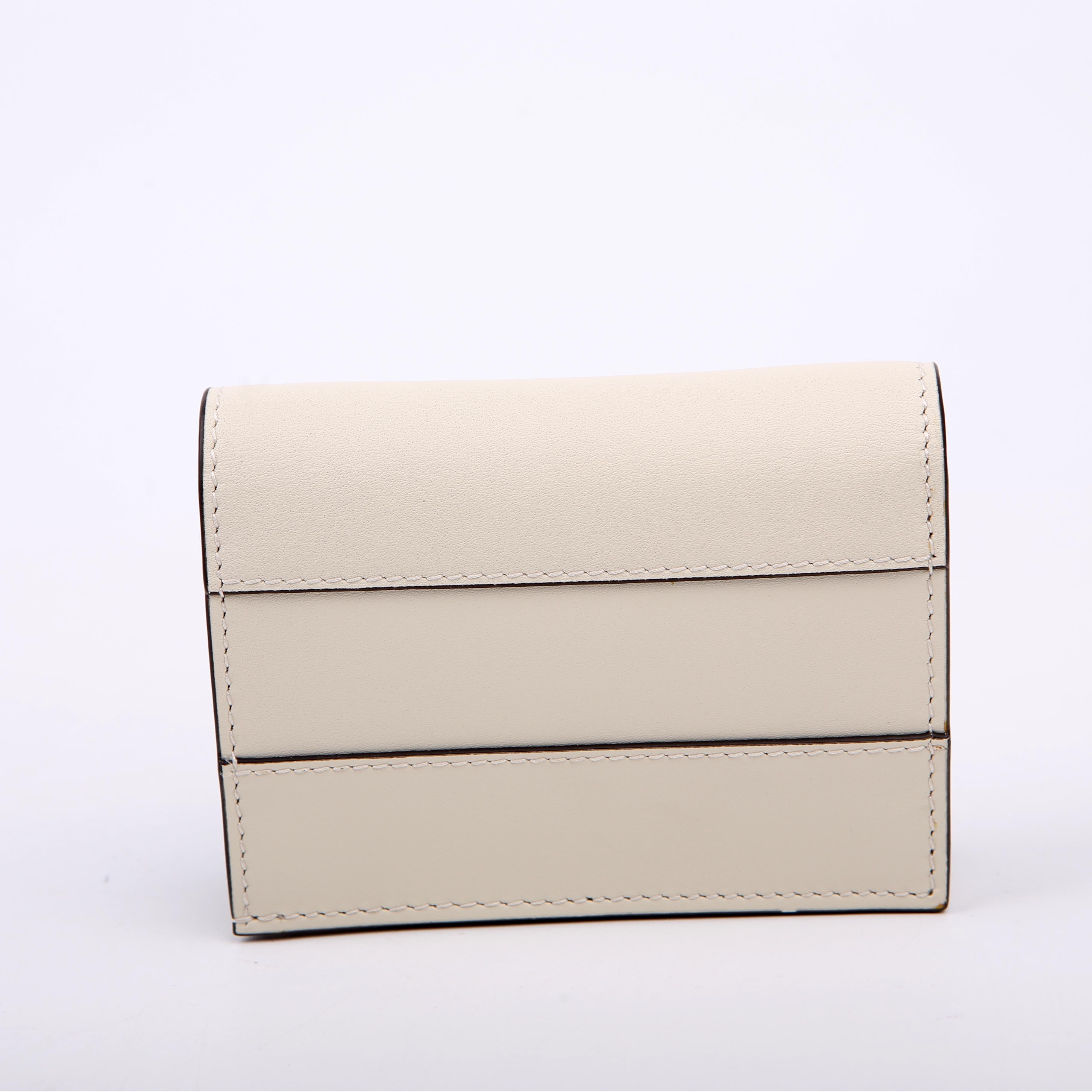76072 Queen Margaret Card Case White