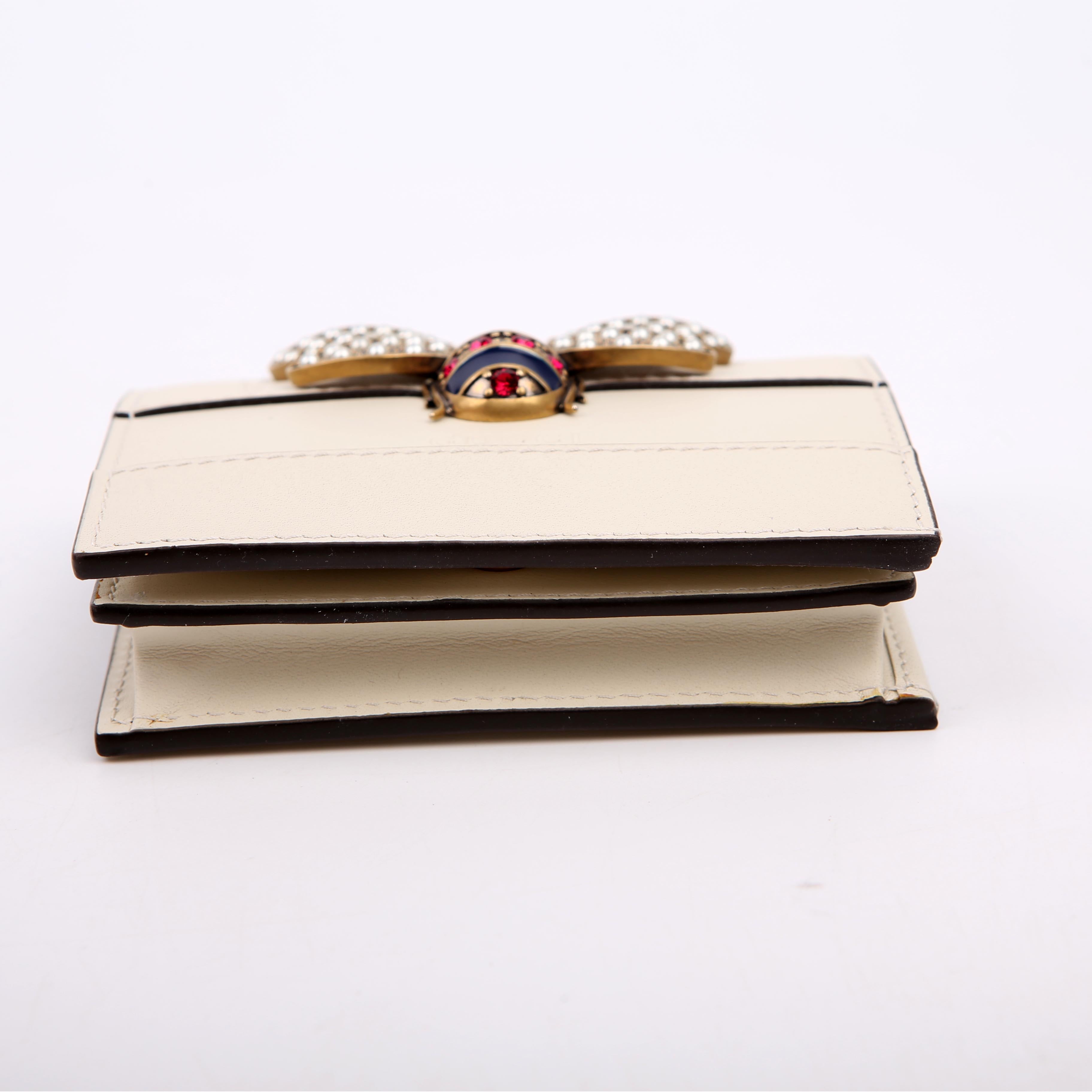 76072 Queen Margaret Card Case White
