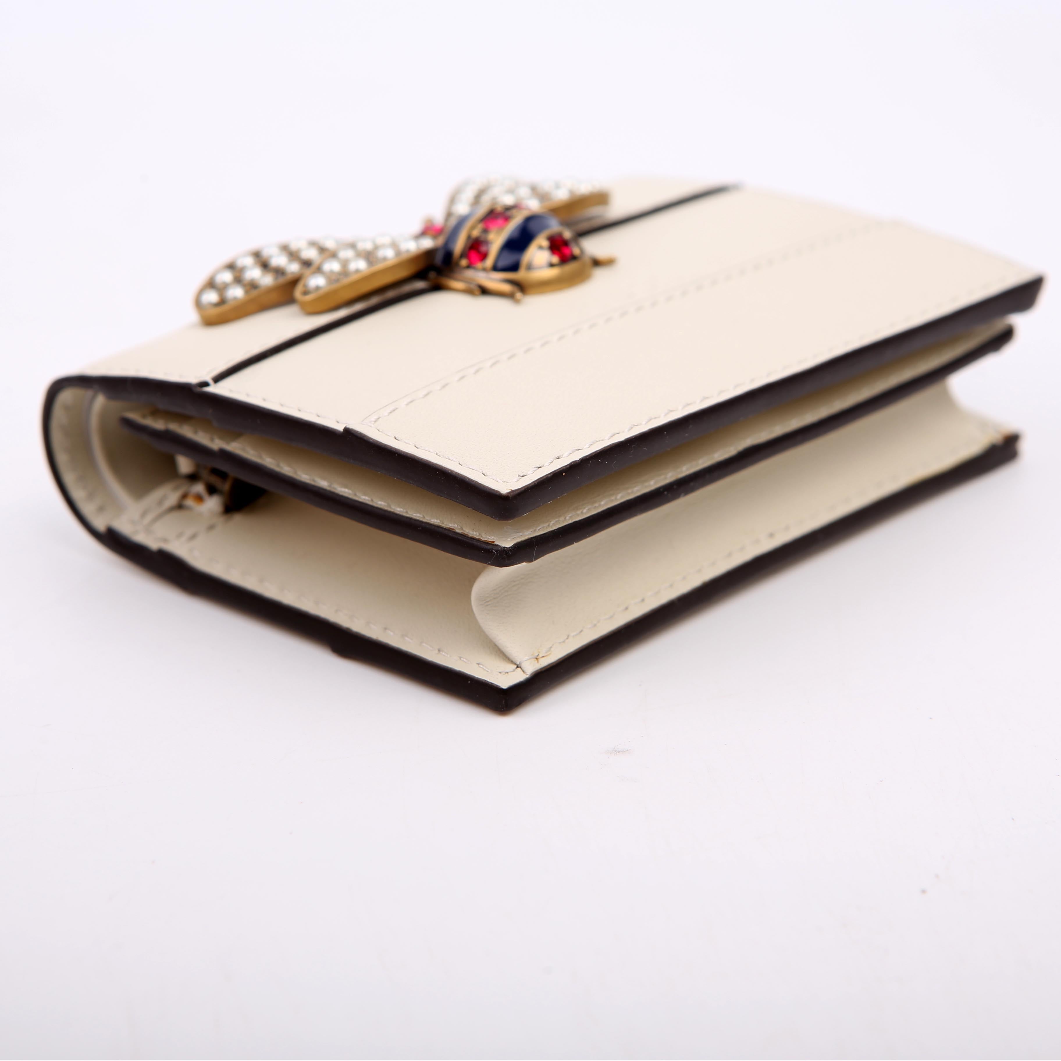 76072 Queen Margaret Card Case White