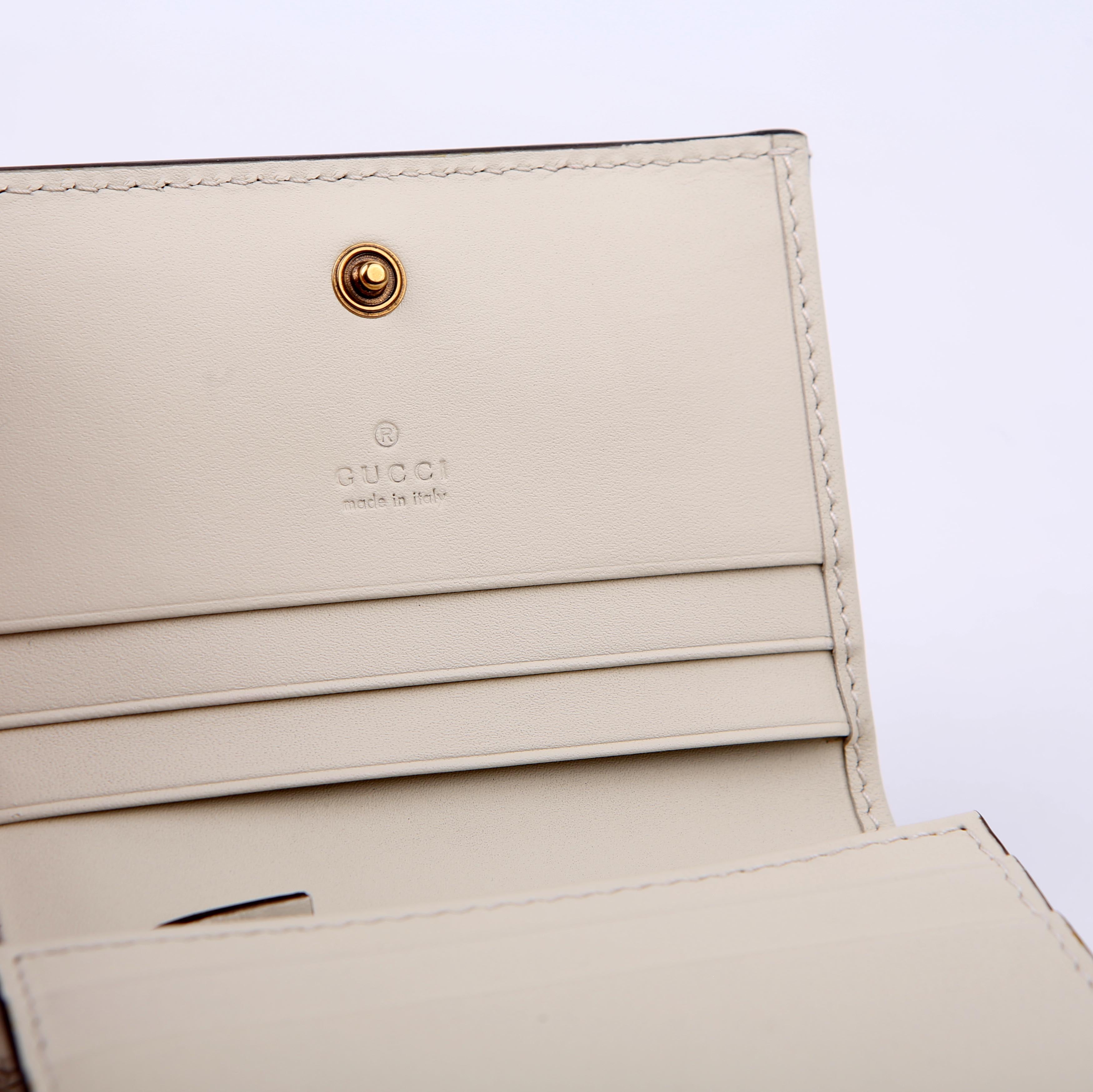 76072 Queen Margaret Card Case White