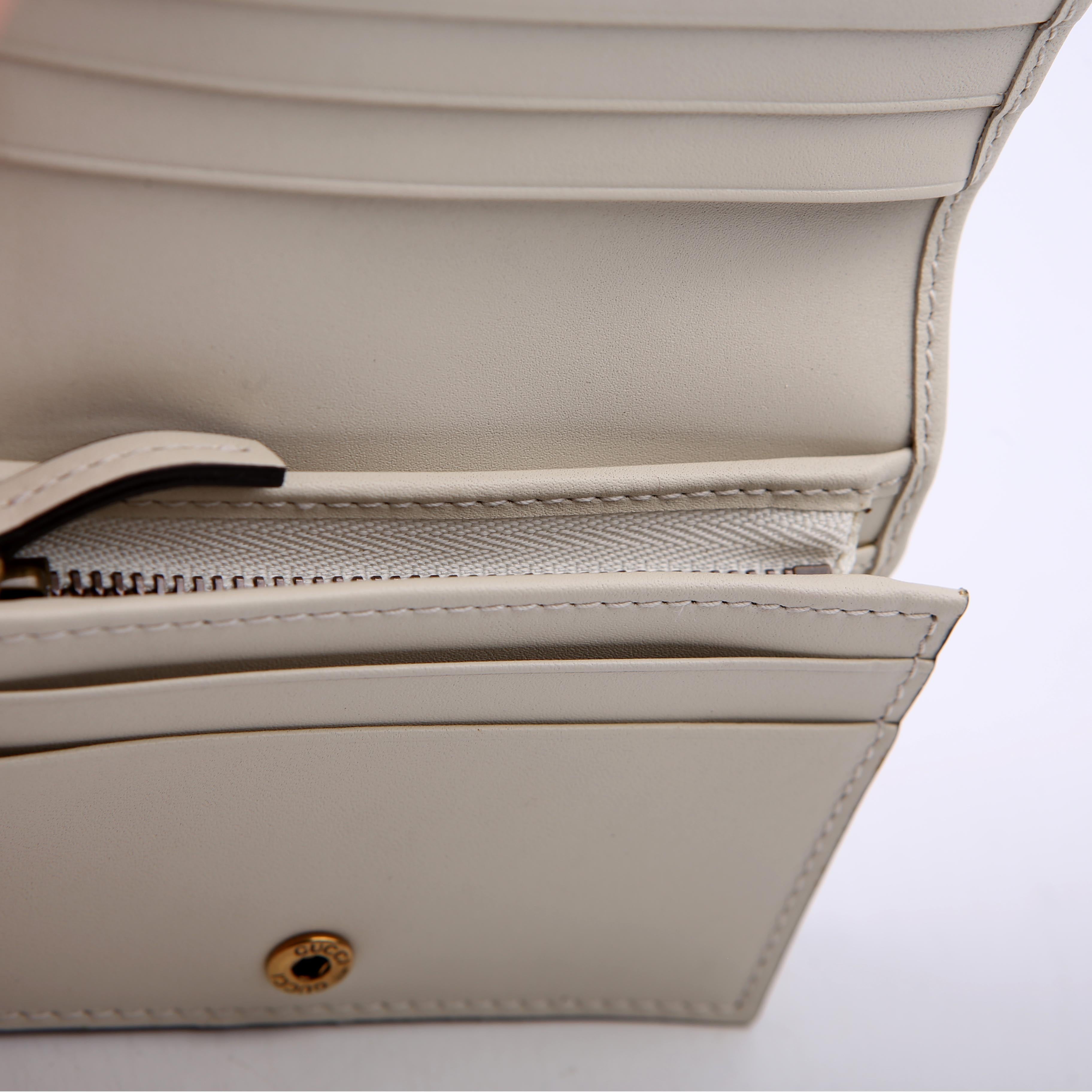 76072 Queen Margaret Card Case White