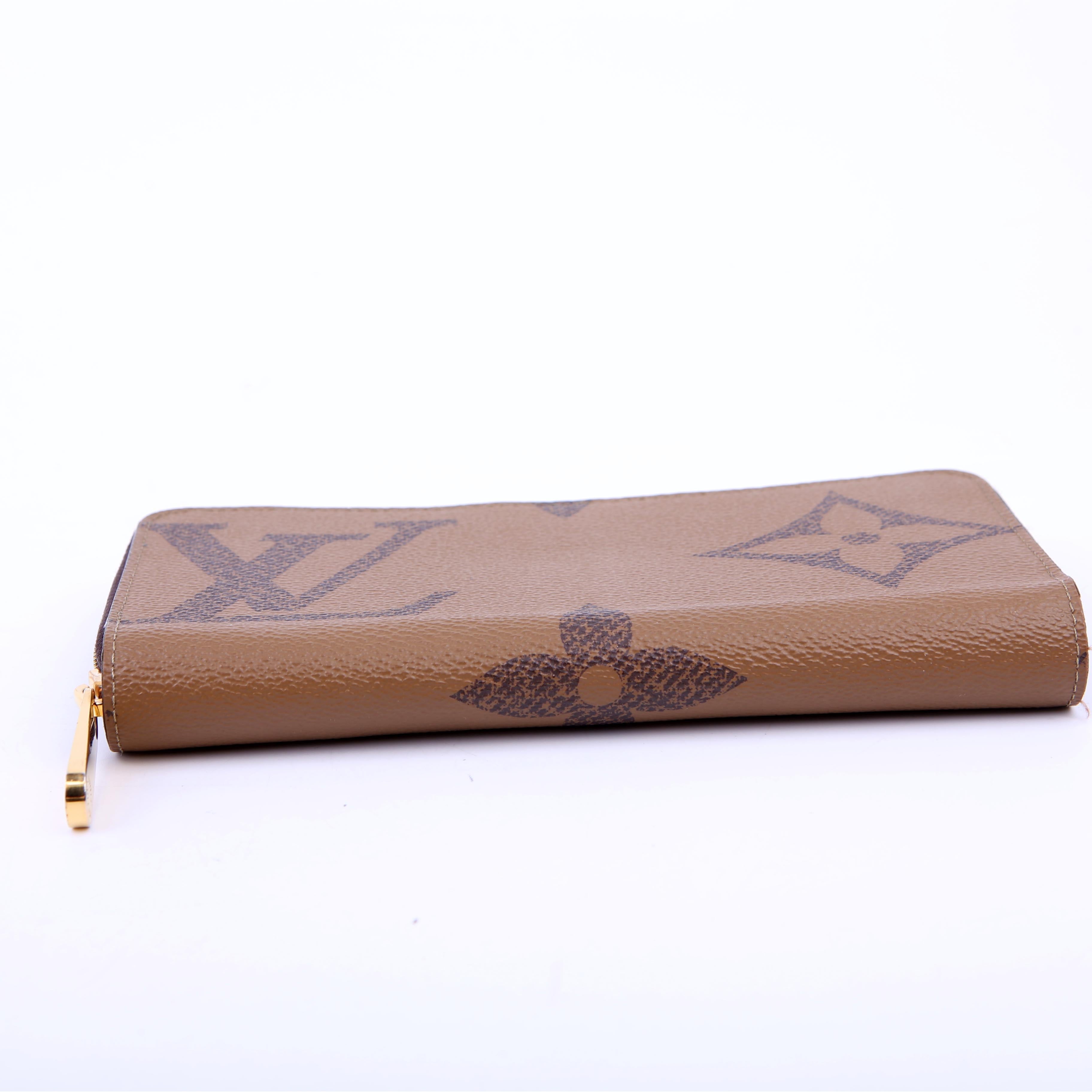 Zippy Wallet Giant Reverse Monogram