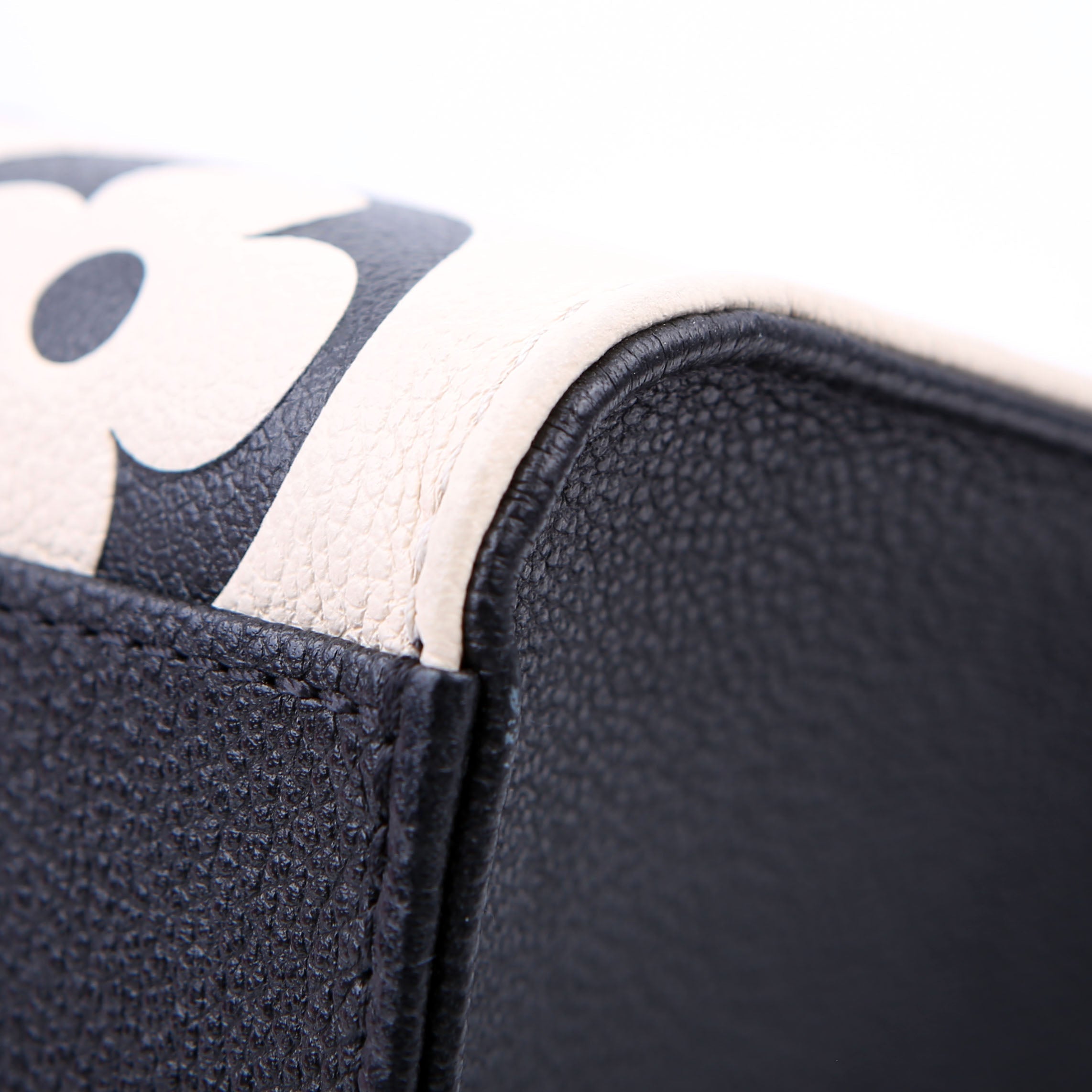 ONTHEGO MM Empreinte Broderies White/Black