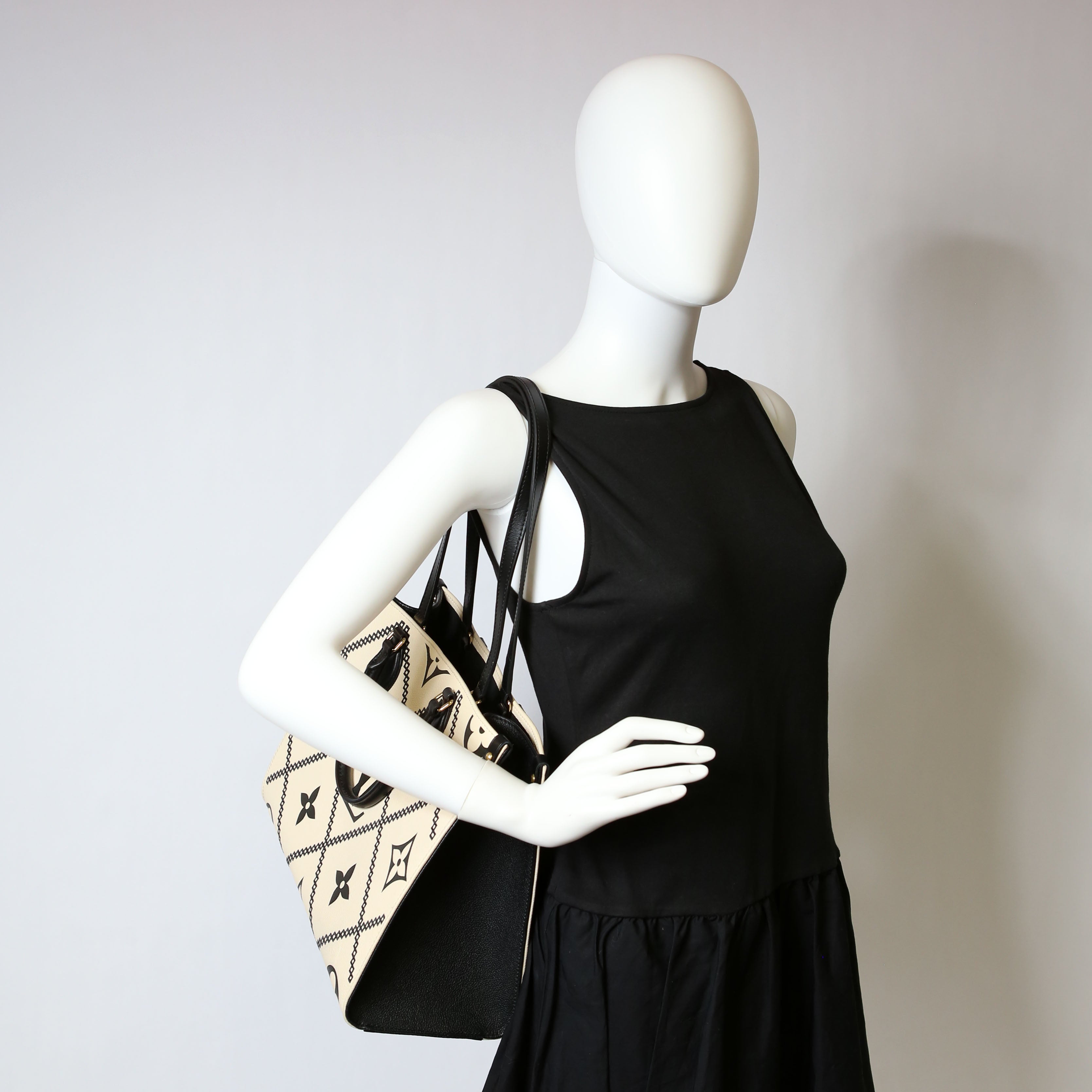 ONTHEGO MM Empreinte Broderies White/Black