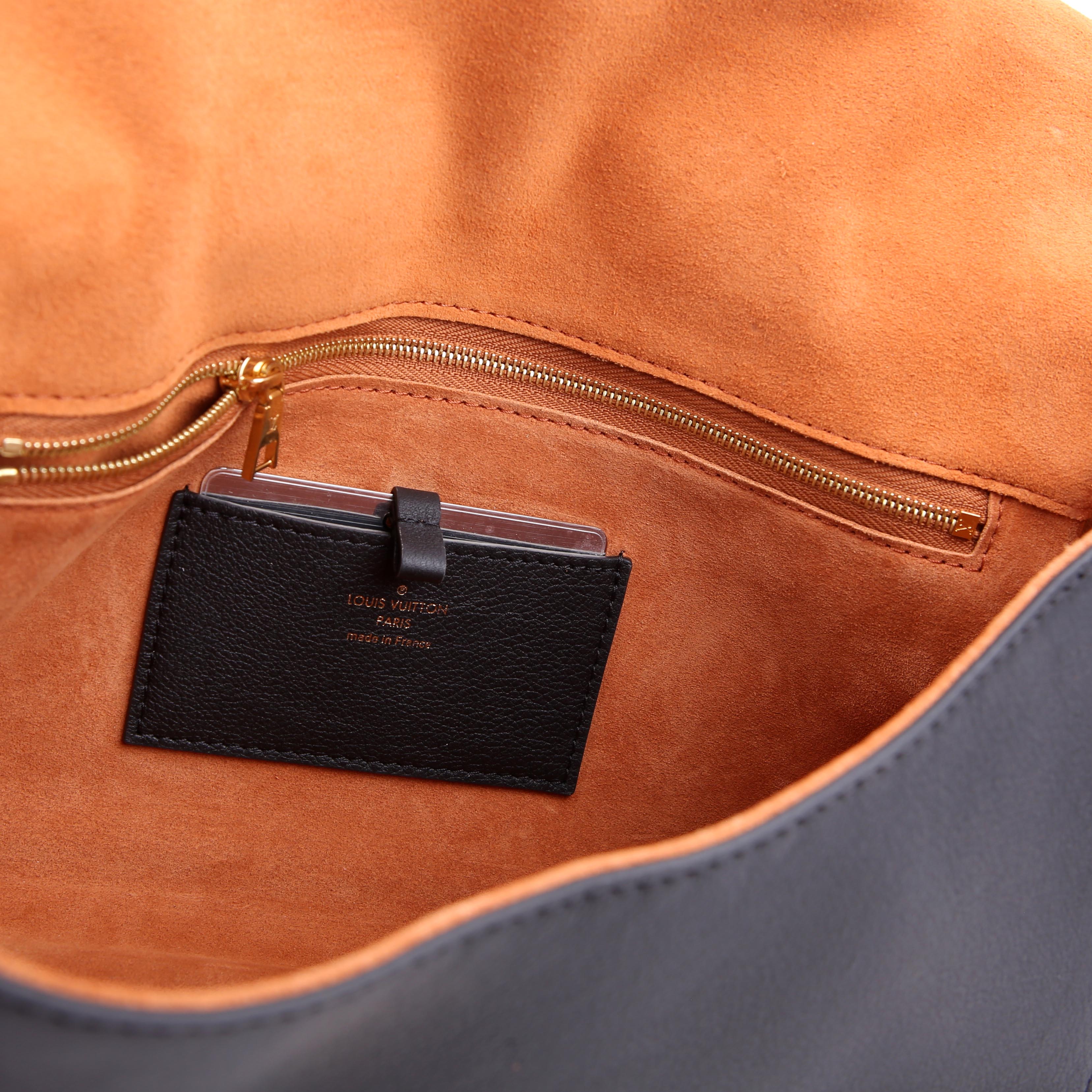 Soft Twist Shoulder Calfskin Black