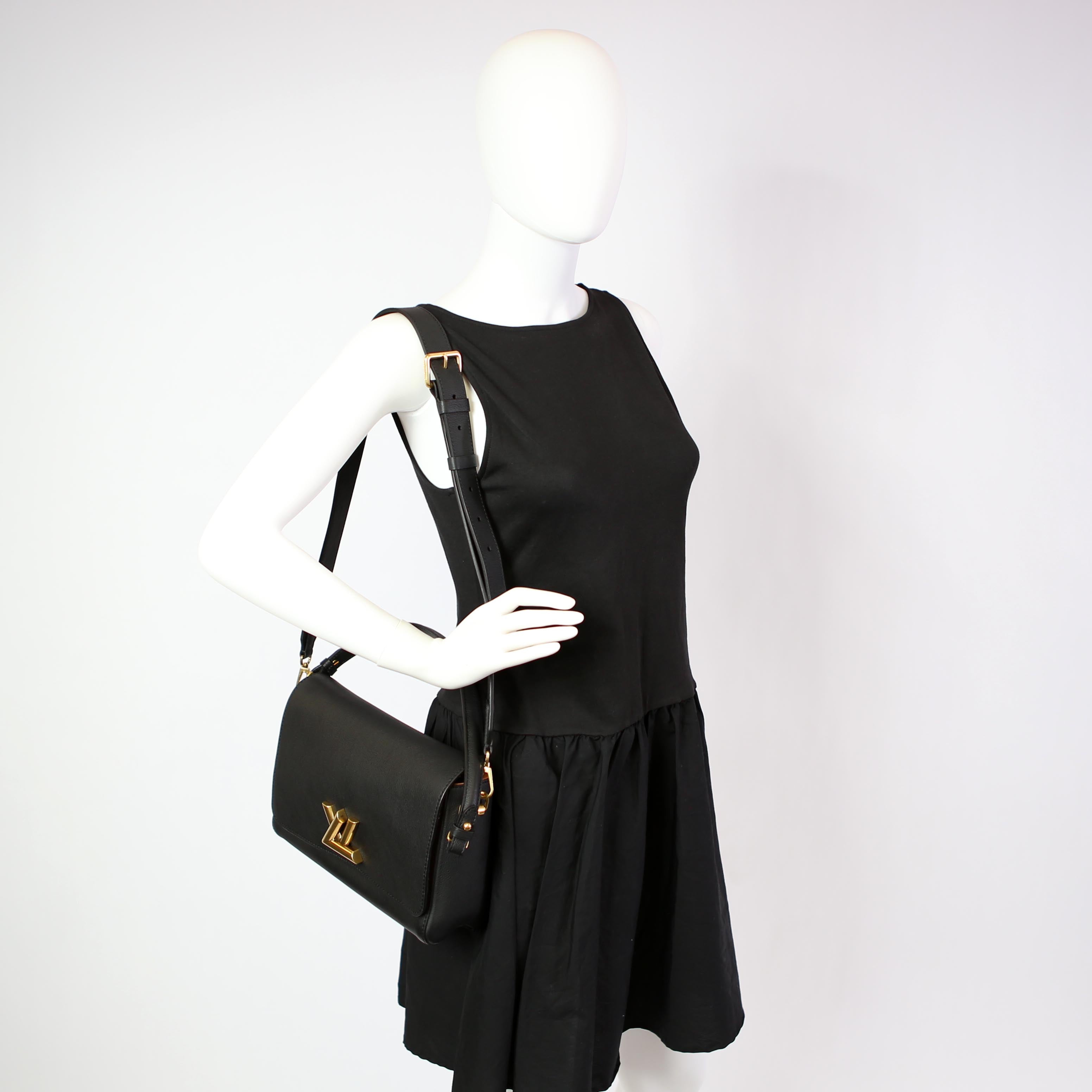 Soft Twist Shoulder Calfskin Black