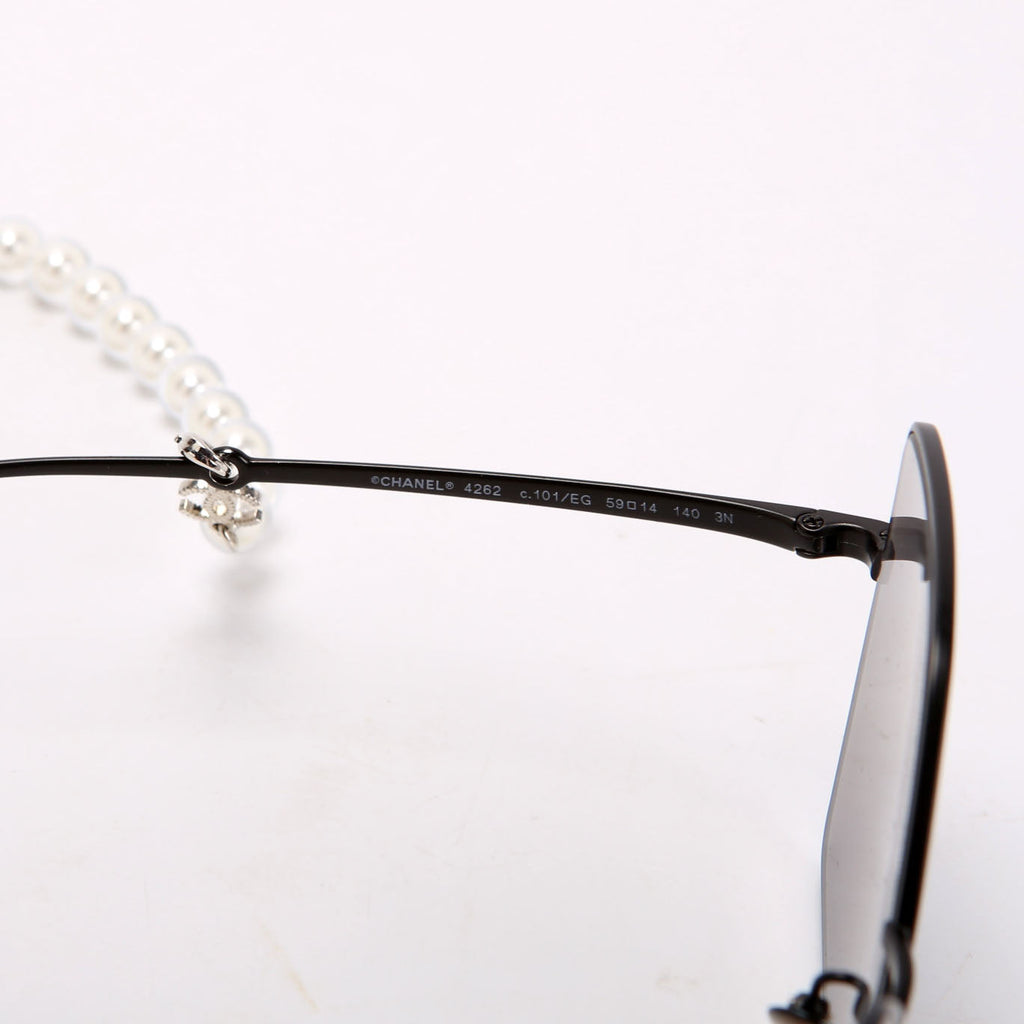 4262 Butterfly With Pearl Chain Sunglasses Black