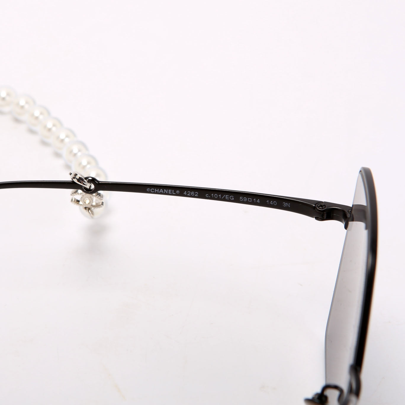 4262 Butterfly With Pearl Chain Sunglasses Black