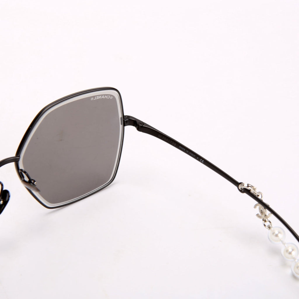 4262 Butterfly With Pearl Chain Sunglasses Black