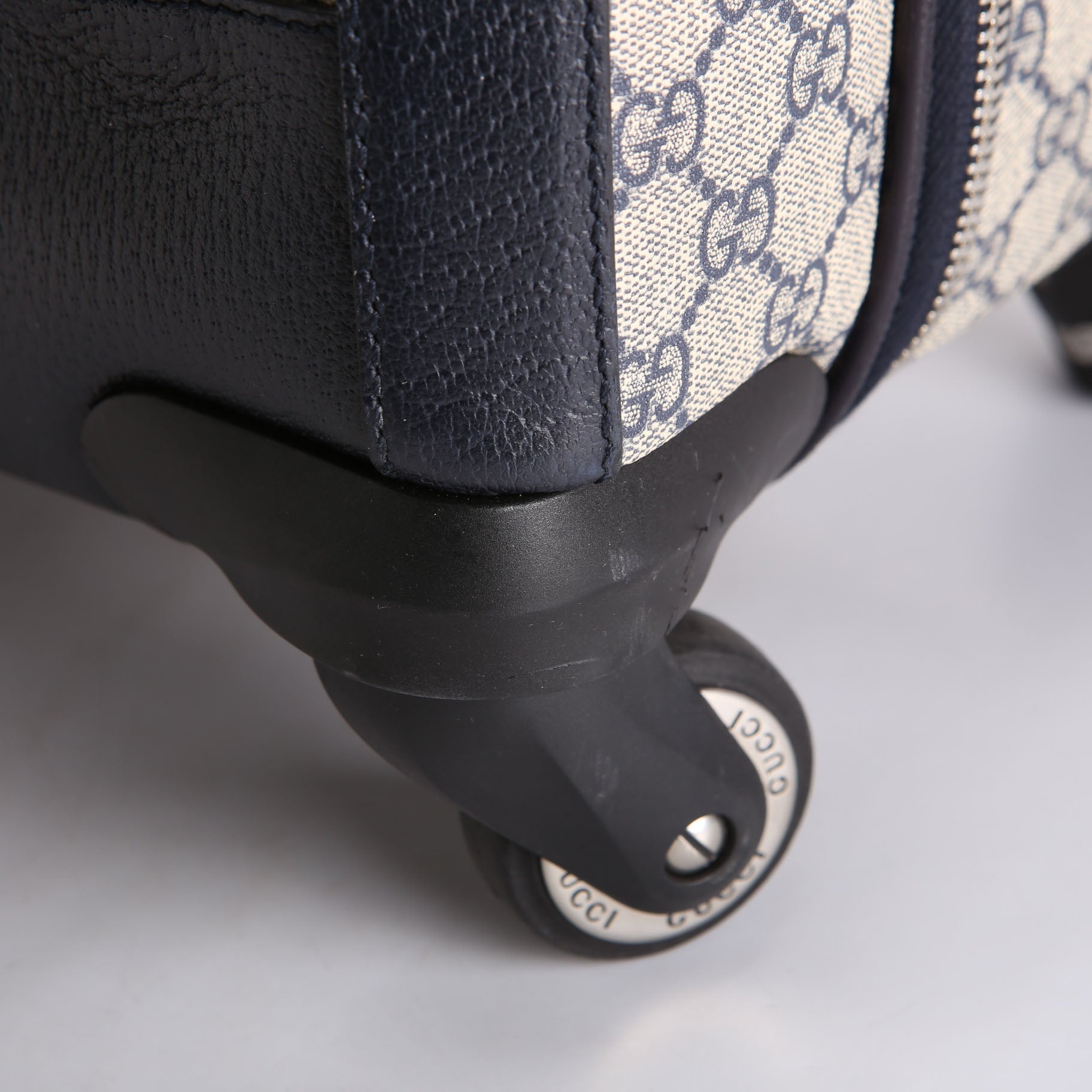 Gucci 693664 GG Supreme Savoy Trolley Medium