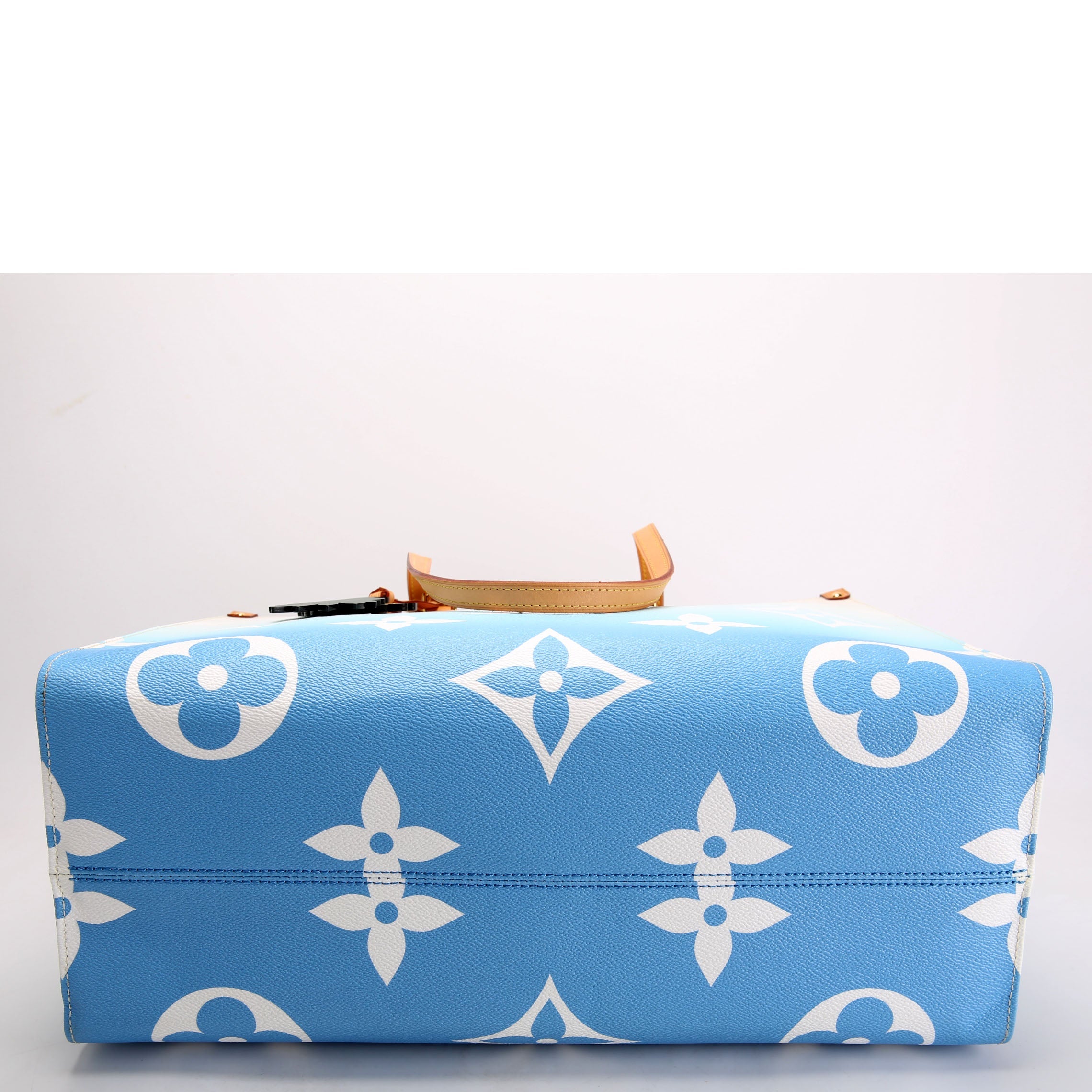 ONTHEGO GM By the pool Blue
