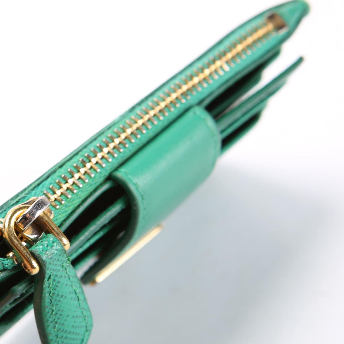 1MC038 Saffiano Triangle Logo Zip Card Case Green