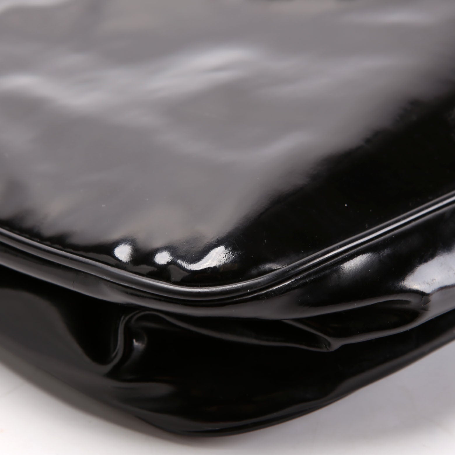 257265 Colbert Small Patent Hobo Vitnage
